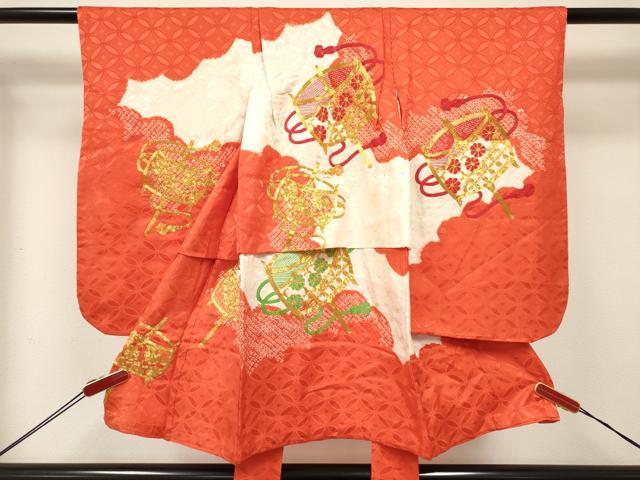 ■■■　サイズ　■■■ 【祝着】 身丈 74.5cm（肩から） 裄丈 41cm（肩上げ　2.5cm） 袖丈 55.5cm　縫込み 3cm 袖幅 29cm 前幅 15.5cm 後幅 16.5cm 着物縫いこみ 内揚げ 0cm （腰上げ　11.5cm） 裄 お袖側 約1.5cm　身頃側 約0cm ■■■　商品詳細　■■■ 着物【正絹】 状態は接写画像のように表地所々・裏地に薄い汚れがございます。 大変上質な逸品になりますので ぜひお手入れをされてお召しになられてはいかがでしょうか。 お安く出品致しますので、是非この機会にいかがでしょうか？ ■■■　注意事項　■■■ ■モニター発色の具合により色合いが異なる場合がございます。 ■寸法は多少の誤差が生じる場合がございますのでご了承ください。 ■縫込みの長さが左右非対称の場合は短い部分を記載しております。 左右非対称であってもご返品・お値引き等の保証は出来かねますので、ご了承の上ご購入をお願い致します。 ■シミ等のチェックには注意を払っておりますが、見落としがある場合もございますし、個人の見解も様々ですので神経質な方のご購入はお控えください。 ■箪笥に入っておりました着物や帯なので畳みシワや匂いがあるものもございます。 ■お休みは基本的に土日祝となりますが、その他臨時でお休みする場合がございますのでご了承ください。 ■商品の発送は平日のみの発送となります。 ■夜間と土曜、日曜日はお問い合わせの回答が遅れる場合がございます。 ■当店では、お直し、紋入れ、お手入れ等は承っておりません。 ■生地の状態（ヤケ、経年劣化等）によってはサイズ直しが出来ない場合がございます。 その点もどうかご了承のうえ、ご購入をお願いいたします。 ■弊社で取り扱う商品は一点ものにつき、時期や在庫状況に応じて金額が変更となる場合がございます。 ■検針は行っておりません。予めご了承いただきますようお願いいたします。 ■【洗える着物】と記載のある商品におきましては、商品お届け後に洗濯を行ってしまってからのご返品にはご対応しかねます。 念の為、専門店でのお手入れをお願いいたします。 ■写真に写っている物が全てになります。それ以外の付属品はございませんのでご了承ください。 ■状態に関する写真につきましては、掲載可能な写真枚数に限りがあるため、各箇所につき1枚参考画像を掲載しております。 ■着物のサイズ目安は下記を参考ください↓ ＜女性着物＞　お端折り次第で＋5cm　－1cmが着用可能サイズ 　例）身丈170cmの場合、身長160cm～175cm ＜男性着物＞　身丈＋約25cm～27cm程が適応身長 　例）身丈155cmの場合、身長180～182cm