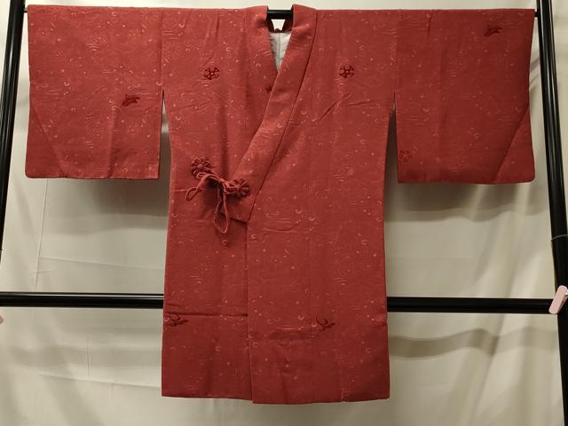 ■■■　サイズ　■■■ 身丈 100cm（肩から） 裄丈 67cm 袖丈 46.5cm　縫込み 3.5cm 袖幅 35cm 前幅 18.5cm 後幅 28cm 裄 お袖側 約2.5cm　身頃側 約4.5cm ■■■　商品詳細　■■■ 【正絹】 状態は特に目立ったシミ汚れなどもなく大変良い状態です。 大変上質な逸品になります。 お安く出品致しますので、是非この機会にいかがでしょうか？ ■■■　注意事項　■■■ ■モニター発色の具合により色合いが異なる場合がございます。 ■寸法は多少の誤差が生じる場合がございますのでご了承ください。 ■縫込みの長さが左右非対称の場合は短い部分を記載しております。 左右非対称であってもご返品・お値引き等の保証は出来かねますので、ご了承の上ご購入をお願い致します。 ■シミ等のチェックには注意を払っておりますが、見落としがある場合もございますし、個人の見解も様々ですので神経質な方のご購入はお控えください。 ■汚れやシミの種類につきましては、専門ではない為、正確な判別が難しく商品説明では種類を特定せず、汚れやシミと記載させております。 恐れ入りますが、ご了承くださいますようお願い申し上げます。 ■箪笥に入っておりました着物や帯なので畳みシワや匂いがあるものもございます。 ■お休みは基本的に土日祝となりますが、その他臨時でお休みする場合がございますのでご了承ください。 ■商品の発送は平日のみの発送となります。 ■夜間と土曜、日曜日はお問い合わせの回答が遅れる場合がございます。 ■当店では、お直し、紋入れ、お手入れ等は承っておりません。 ■生地の状態（ヤケ、経年劣化等）によってはサイズ直しが出来ない場合がございます。 その点もどうかご了承のうえ、ご購入をお願いいたします。 ■弊社で取り扱う商品は一点ものにつき、時期や在庫状況に応じて金額が変更となる場合がございます。 ■検針は行っておりません。予めご了承いただきますようお願いいたします。 ■【洗える着物】と記載のある商品におきましては、商品お届け後に洗濯を行ってしまってからのご返品にはご対応しかねます。 念の為、専門店でのお手入れをお願いいたします。 ■写真に写っている物が全てになります。それ以外の付属品はございませんのでご了承ください。 ■状態に関する写真につきましては、掲載可能な写真枚数に限りがあるため、各箇所につき1枚参考画像を掲載しております。 ■着物のサイズ目安は下記を参考ください↓ ＜女性着物＞　お端折り次第で＋5cm　−1cmが着用可能サイズ 　例）身丈170cmの場合、身長160cm〜175cm ＜男性着物＞　身丈＋約25cm〜27cm程が適応身長 　例）身丈155cmの場合、身長180〜182cm