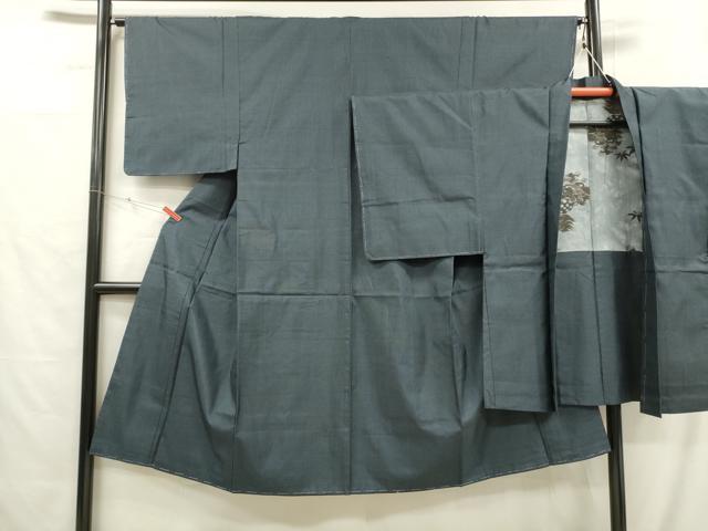 ■■■　サイズ　■■■ 【着物】 身丈 132cm（肩から） 裄丈 63.5cm 袖丈 46cm　縫込み 7cm 袖幅 31.5cm 前幅 24.5cm 後幅 30cm 着物縫いこみ 内揚げ 8.5cm 裄 お袖側 約3.5cm　身頃側 約2cm 【羽織】 身丈 86cm（肩から） 裄丈 64.5cm 袖丈 46cm　縫込み 8cm 袖幅 32cm 前幅 19cm 後幅 30cm 裄 お袖側 約3.5cm　身頃側 約2.5cm ■■■　商品詳細　■■■ 【正絹】 状態は特に目立ったシミ汚れなどもなく大変良い状態です。 大変上質な逸品になります。 お安く出品致しますので、是非この機会にいかがでしょうか？ ■■■　注意事項　■■■ ■モニター発色の具合により色合いが異なる場合がございます。 ■寸法は多少の誤差が生じる場合がございますのでご了承ください。 ■縫込みの長さが左右非対称の場合は短い部分を記載しております。 左右非対称であってもご返品・お値引き等の保証は出来かねますので、ご了承の上ご購入をお願い致します。 ■シミ等のチェックには注意を払っておりますが、見落としがある場合もございますし、個人の見解も様々ですので神経質な方のご購入はお控えください。 ■箪笥に入っておりました着物や帯なので畳みシワや匂いがあるものもございます。 ■お休みは基本的に土日祝となりますが、その他臨時でお休みする場合がございますのでご了承ください。 ■商品の発送は平日のみの発送となります。 ■夜間と土曜、日曜日はお問い合わせの回答が遅れる場合がございます。 ■当店では、お直し、紋入れ、お手入れ等は承っておりません。 ■生地の状態（ヤケ、経年劣化等）によってはサイズ直しが出来ない場合がございます。 その点もどうかご了承のうえ、ご購入をお願いいたします。 ■弊社で取り扱う商品は一点ものにつき、時期や在庫状況に応じて金額が変更となる場合がございます。 ■検針は行っておりません。予めご了承いただきますようお願いいたします。 ■【洗える着物】と記載のある商品におきましては、商品お届け後に洗濯を行ってしまってからのご返品にはご対応しかねます。 念の為、専門店でのお手入れをお願いいたします。 ■着物のサイズ目安は下記を参考ください↓ ＜女性着物＞　お端折り次第で＋5cm　−1cmが着用可能サイズ 　例）身丈170cmの場合、身長160cm〜175cm ＜男性着物＞　身丈＋約25cm〜27cm程が適応身長 　例）身丈155cmの場合、身長180〜182cm