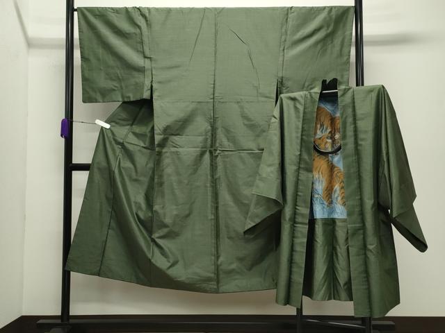 ■■■　サイズ　■■■ 【着物】 身丈 139.5cm（肩から） 裄丈 67.5cm 袖丈 47.5cm　縫込み 4cm 袖幅 34cm 前幅 26cm 後幅 30cm 着物縫いこみ 内揚げ 6.5cm 裄 お袖側 約2.5cm　身頃側 約2.5cm 【羽織】 身丈 88.5cm（肩から） 裄丈 68cm 袖丈 48.5cm　縫込み 3cm 袖幅 34.5cm 前幅 18.5cm 後幅 30cm 裄 お袖側 約2.5cm　身頃側 約2cm ■■■　商品詳細　■■■ 【正絹】 状態は特に目立ったシミ汚れなどもなく大変良い状態です。 大変上質な逸品になります。 お安く出品致しますので、是非この機会にいかがでしょうか？ ■■■　注意事項　■■■ ■モニター発色の具合により色合いが異なる場合がございます。 ■寸法は多少の誤差が生じる場合がございますのでご了承ください。 ■縫込みの長さが左右非対称の場合は短い部分を記載しております。 左右非対称であってもご返品・お値引き等の保証は出来かねますので、ご了承の上ご購入をお願い致します。 ■シミ等のチェックには注意を払っておりますが、見落としがある場合もございますし、個人の見解も様々ですので神経質な方のご購入はお控えください。 ■箪笥に入っておりました着物や帯なので畳みシワや匂いがあるものもございます。 ■お休みは基本的に土日祝となりますが、その他臨時でお休みする場合がございますのでご了承ください。 ■商品の発送は平日のみの発送となります。 ■夜間と土曜、日曜日はお問い合わせの回答が遅れる場合がございます。 ■当店では、お直し、紋入れ、お手入れ等は承っておりません。 ■生地の状態（ヤケ、経年劣化等）によってはサイズ直しが出来ない場合がございます。 その点もどうかご了承のうえ、ご購入をお願いいたします。 ■弊社で取り扱う商品は一点ものにつき、時期や在庫状況に応じて金額が変更となる場合がございます。 ■検針は行っておりません。予めご了承いただきますようお願いいたします。 ■【洗える着物】と記載のある商品におきましては、商品お届け後に洗濯を行ってしまってからのご返品にはご対応しかねます。 念の為、専門店でのお手入れをお願いいたします。 ■写真に写っている物が全てになります。それ以外の付属品はございませんのでご了承ください。 ■状態に関する写真につきましては、掲載可能な写真枚数に限りがあるため、各箇所につき1枚参考画像を掲載しております。 ■着物のサイズ目安は下記を参考ください↓ ＜女性着物＞　お端折り次第で＋5cm　－1cmが着用可能サイズ 　例）身丈170cmの場合、身長160cm～175cm ＜男性着物＞　身丈＋約25cm～27cm程が適応身長 　例）身丈155cmの場合、身長180～182cm