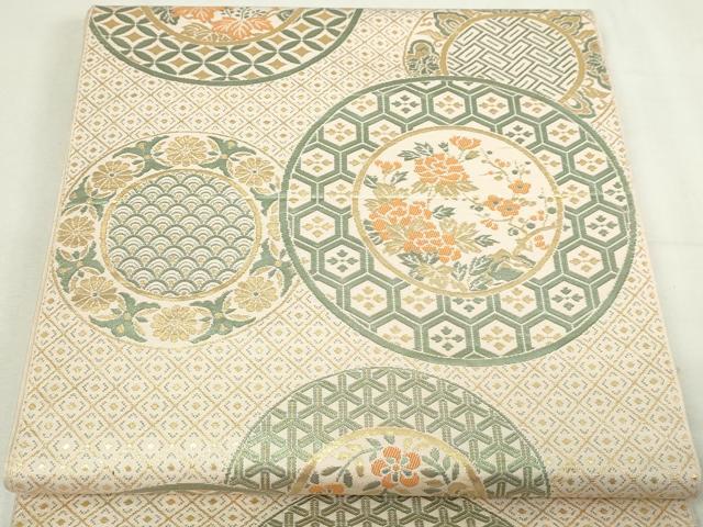 ■■■　サイズ　■■■ 長さ 422cm 幅 31cm程 ■■■　商品詳細　■■■ 【正絹・芯なし】 状態は接写画像のように 柄止まり、裏地に薄い汚れがございますが その他特に目立ったシミ汚れなどもなく大変良い状態です。 着用時には見えない部分になるかと思いますので あまり気にならずお召になれるかと思います。 大変上質な逸品になります。 お安く出品致しますので、是非この機会にいかがでしょうか？ ※たれ先未かがりですが着用には問題ありません。 ■■■　注意事項　■■■ ■モニター発色の具合により色合いが異なる場合がございます。 ■寸法は多少の誤差が生じる場合がございますのでご了承ください。 ■縫込みの長さが左右非対称の場合は短い部分を記載しております。 左右非対称であってもご返品・お値引き等の保証は出来かねますので、ご了承の上ご購入をお願い致します。 ■シミ等のチェックには注意を払っておりますが、見落としがある場合もございますし、個人の見解も様々ですので神経質な方のご購入はお控えください。 ■箪笥に入っておりました着物や帯なので畳みシワや匂いがあるものもございます。 ■お休みは基本的に土日祝となりますが、その他臨時でお休みする場合がございますのでご了承ください。 ■商品の発送は平日のみの発送となります。 ■夜間と土曜、日曜日はお問い合わせの回答が遅れる場合がございます。 ■当店では、お直し、紋入れ、お手入れ等は承っておりません。 ■生地の状態（ヤケ、経年劣化等）によってはサイズ直しが出来ない場合がございます。 その点もどうかご了承のうえ、ご購入をお願いいたします。 ■弊社で取り扱う商品は一点ものにつき、時期や在庫状況に応じて金額が変更となる場合がございます。 ■検針は行っておりません。予めご了承いただきますようお願いいたします。 ■【洗える着物】と記載のある商品におきましては、商品お届け後に洗濯を行ってしまってからのご返品にはご対応しかねます。 念の為、専門店でのお手入れをお願いいたします。 ■着物のサイズ目安は下記を参考ください↓ ＜女性着物＞　お端折り次第で＋5cm　−1cmが着用可能サイズ 　例）身丈170cmの場合、身長160cm〜175cm ＜男性着物＞　身丈＋約25cm〜27cm程が適応身長 　例）身丈155cmの場合、身長180〜182cm