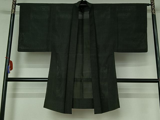 ■■■　サイズ　■■■ 身丈 101cm（肩から） 裄丈 65cm 袖丈 51cm　縫込み 3cm 袖幅 33cm 前幅 19cm 後幅 29cm 着物縫いこみ 内揚げ 0cm 裄 お袖側 約2cm　身頃側 約2.5cm ■■■　商品詳細　■■■ 【正絹】 状態は接写画像のように後身頃・下前に薄い汚れがございますが その他特に目立ったシミ汚れなどもなく大変良い状態です。 大変上質な逸品になります。 お安く出品致しますので、是非この機会にいかがでしょうか？ ■■■　注意事項　■■■ ■モニター発色の具合により色合いが異なる場合がございます。 ■寸法は多少の誤差が生じる場合がございますのでご了承ください。 ■縫込みの長さが左右非対称の場合は短い部分を記載しております。 左右非対称であってもご返品・お値引き等の保証は出来かねますので、ご了承の上ご購入をお願い致します。 ■シミ等のチェックには注意を払っておりますが、見落としがある場合もございますし、個人の見解も様々ですので神経質な方のご購入はお控えください。 ■箪笥に入っておりました着物や帯なので畳みシワや匂いがあるものもございます。 ■お休みは基本的に土日祝となりますが、その他臨時でお休みする場合がございますのでご了承ください。 ■商品の発送は平日のみの発送となります。 ■夜間と土曜、日曜日はお問い合わせの回答が遅れる場合がございます。 ■当店では、お直し、紋入れ、お手入れ等は承っておりません。 ■生地の状態（ヤケ、経年劣化等）によってはサイズ直しが出来ない場合がございます。 その点もどうかご了承のうえ、ご購入をお願いいたします。 ■弊社で取り扱う商品は一点ものにつき、時期や在庫状況に応じて金額が変更となる場合がございます。 ■検針は行っておりません。予めご了承いただきますようお願いいたします。 ■【洗える着物】と記載のある商品におきましては、商品お届け後に洗濯を行ってしまってからのご返品にはご対応しかねます。 念の為、専門店でのお手入れをお願いいたします。 ■写真に写っている物が全てになります。それ以外の付属品はございませんのでご了承ください。 ■着物のサイズ目安は下記を参考ください↓ ＜女性着物＞　お端折り次第で＋5cm　−1cmが着用可能サイズ 　例）身丈170cmの場合、身長160cm〜175cm ＜男性着物＞　身丈＋約25cm〜27cm程が適応身長 　例）身丈155cmの場合、身長180〜182cm