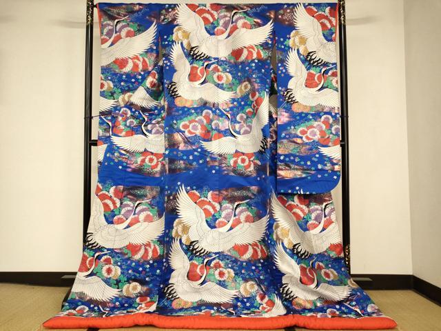 ■■■　サイズ　■■■ 身丈 188cm（肩から） 裄丈 66cm 袖丈 106cm　縫込み 6cm 袖幅 33.5cm 前幅 29cm 後幅 33cm 着物縫いこみ 内揚げ 0cm 裄 お袖側 約2.5cm　身頃側 約0cm ■■■　商品詳細　■■■ 【正絹・ふき綿仕立て】 状態は接写画像のように後身頃に汚れと糸解け、袖口・衿・衿山・衿裏・ふき綿部分に薄い汚れ、表地に糸解けがございますが その他特に目立ったシミ汚れなどもなく大変良い状態です。 大変上質な逸品になります。 お安く出品致しますので、是非この機会にいかがでしょうか？ ■■■　注意事項　■■■ ■モニター発色の具合により色合いが異なる場合がございます。 ■寸法は多少の誤差が生じる場合がございますのでご了承ください。 ■縫込みの長さが左右非対称の場合は短い部分を記載しております。 左右非対称であってもご返品・お値引き等の保証は出来かねますので、ご了承の上ご購入をお願い致します。 ■シミ等のチェックには注意を払っておりますが、見落としがある場合もございますし、個人の見解も様々ですので神経質な方のご購入はお控えください。 ■箪笥に入っておりました着物や帯なので畳みシワや匂いがあるものもございます。 ■お休みは基本的に土日祝となりますが、その他臨時でお休みする場合がございますのでご了承ください。 ■商品の発送は平日のみの発送となります。 ■夜間と土曜、日曜日はお問い合わせの回答が遅れる場合がございます。 ■当店では、お直し、紋入れ、お手入れ等は承っておりません。 ■生地の状態（ヤケ、経年劣化等）によってはサイズ直しが出来ない場合がございます。 その点もどうかご了承のうえ、ご購入をお願いいたします。 ■弊社で取り扱う商品は一点ものにつき、時期や在庫状況に応じて金額が変更となる場合がございます。 ■検針は行っておりません。予めご了承いただきますようお願いいたします。 ■【洗える着物】と記載のある商品におきましては、商品お届け後に洗濯を行ってしまってからのご返品にはご対応しかねます。 念の為、専門店でのお手入れをお願いいたします。 ■写真に写っている物が全てになります。 それ以外の付属品はございませんのでご了承ください。 ■状態に関する写真につきましては、掲載可能な写真枚数に限りがあるため、 各箇所につき1枚参考画像を掲載しております。 ■着物のサイズ目安は下記を参考ください↓ ＜女性着物＞　お端折り次第で＋5cm　−10cmが着用可能サイズ 　例）身丈170cmの場合、身長160cm〜175cm ＜男性着物＞　身丈＋約25cm〜27cm程が適応身長 　例）身丈155cmの場合、身長180cm〜182cm