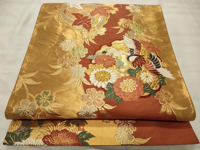 ■■■　サイズ　■■■ 長さ 440cm 幅 30.5cm程 ■■■　商品詳細　■■■ 【正絹・芯なし】 詳細に関しましては、画像をご確認ください。 大変上質な逸品になります。 お安く出品致しますので、是非この機会にいかがでしょうか？ ■■■　注意事項　■■■ ■モニター発色の具合により色合いが異なる場合がございます。 ■寸法は多少の誤差が生じる場合がございますのでご了承ください。 ■縫込みの長さが左右非対称の場合は短い部分を記載しております。 左右非対称であってもご返品・お値引き等の保証は出来かねますので、ご了承の上ご購入をお願い致します。 ■シミ等のチェックには注意を払っておりますが、見落としがある場合もございますし、個人の見解も様々ですので神経質な方のご購入はお控えください。 ■箪笥に入っておりました着物や帯なので畳みシワや匂いがあるものもございます。 ■お休みは基本的に土日祝となりますが、その他臨時でお休みする場合がございますのでご了承ください。 ■商品の発送は平日のみの発送となります。 ■夜間と土曜、日曜日はお問い合わせの回答が遅れる場合がございます。 ■当店では、お直し、紋入れ、お手入れ等は承っておりません。 ■生地の状態（ヤケ、経年劣化等）によってはサイズ直しが出来ない場合がございます。 その点もどうかご了承のうえ、ご購入をお願いいたします。 ■弊社で取り扱う商品は一点ものにつき、時期や在庫状況に応じて金額が変更となる場合がございます。 ■検針は行っておりません。予めご了承いただきますようお願いいたします。 ■【洗える着物】と記載のある商品におきましては、商品お届け後に洗濯を行ってしまってからのご返品にはご対応しかねます。 念の為、専門店でのお手入れをお願いいたします。 ■着物のサイズ目安は下記を参考ください↓ ＜女性着物＞　お端折り次第で＋5cm　−1cmが着用可能サイズ 　例）身丈170cmの場合、身長160cm〜175cm ＜男性着物＞　身丈＋約25cm〜27cm程が適応身長 　例）身丈155cmの場合、身長180〜182cm