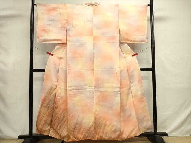 ■■■　サイズ　■■■ 身丈 155.5cm（肩から） 裄丈 64cm 袖丈 47cm　縫込み 8cm 袖幅 34cm 前幅 24.5cm 後幅 30.5cm 着物縫いこみ 内揚げ 4.5cm 裄 お袖側 約2.5cm　身頃側 約5.5cm ■■■　商品詳細　■■■ 【正絹】 状態は画像を添付しておりますので、そちらをご確認下さいますよう宜しくお願い致します。 大変上質な逸品になります。 お安く出品致しますので、是非この機会にいかがでしょうか？ ■■■　注意事項　■■■ ■モニター発色の具合により色合いが異なる場合がございます。 ■寸法は多少の誤差が生じる場合がございますのでご了承ください。 ■縫込みの長さが左右非対称の場合は短い部分を記載しております。 左右非対称であってもご返品・お値引き等の保証は出来かねますので、ご了承の上ご購入をお願い致します。 ■シミ等のチェックには注意を払っておりますが、見落としがある場合もございますし、個人の見解も様々ですので神経質な方のご購入はお控えください。 ■箪笥に入っておりました着物や帯なので畳みシワや匂いがあるものもございます。 ■お休みは基本的に土日祝となりますが、その他臨時でお休みする場合がございますのでご了承ください。 ■商品の発送は平日のみの発送となります。 ■夜間と土曜、日曜日はお問い合わせの回答が遅れる場合がございます。 ■当店では、お直し、紋入れ、お手入れ等は承っておりません。 ■生地の状態（ヤケ、経年劣化等）によってはサイズ直しが出来ない場合がございます。 その点もどうかご了承のうえ、ご購入をお願いいたします。 ■弊社で取り扱う商品は一点ものにつき、時期や在庫状況に応じて金額が変更となる場合がございます。 ■検針は行っておりません。予めご了承いただきますようお願いいたします。 ■【洗える着物】と記載のある商品におきましては、商品お届け後に洗濯を行ってしまってからのご返品にはご対応しかねます。 念の為、専門店でのお手入れをお願いいたします。 ■写真に写っている物が全てになります。それ以外の付属品はございませんのでご了承ください。 ■状態に関する写真につきましては、掲載可能な写真枚数に限りがあるため、各箇所につき1枚参考画像を掲載しております。 ■着物のサイズ目安は下記を参考ください↓ ＜女性着物＞　お端折り次第で＋5cm　−1cmが着用可能サイズ 　例）身丈170cmの場合、身長160cm〜175cm ＜男性着物＞　身丈＋約25cm〜27cm程が適応身長 　例）身丈155cmの場合、身長180〜182cm