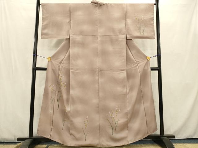 ■■■　サイズ　■■■ 身丈 160.5cm（肩から） 裄丈 65.5cm 袖丈 45.5cm　縫込み 3.5cm 袖幅 32.5cm 前幅 23cm 後幅 30.5cm 着物縫いこみ 内揚げ 0cm 裄 お袖側 約3.5cm　身頃側 約2cm ■■■　商品詳細　■■■ 【正絹】 状態は画像を添付しておりますので、そちらをご確認下さいますよう宜しくお願い致します。 大変上質な逸品になります。 お安く出品致しますので、是非この機会にいかがでしょうか？ ■■■　注意事項　■■■ ■モニター発色の具合により色合いが異なる場合がございます。 ■寸法は多少の誤差が生じる場合がございますのでご了承ください。 ■縫込みの長さが左右非対称の場合は短い部分を記載しております。 左右非対称であってもご返品・お値引き等の保証は出来かねますので、ご了承の上ご購入をお願い致します。 ■シミ等のチェックには注意を払っておりますが、見落としがある場合もございますし、個人の見解も様々ですので神経質な方のご購入はお控えください。 ■箪笥に入っておりました着物や帯なので畳みシワや匂いがあるものもございます。 ■お休みは基本的に土日祝となりますが、その他臨時でお休みする場合がございますのでご了承ください。 ■商品の発送は平日のみの発送となります。 ■夜間と土曜、日曜日はお問い合わせの回答が遅れる場合がございます。 ■当店では、お直し、紋入れ、お手入れ等は承っておりません。 ■生地の状態（ヤケ、経年劣化等）によってはサイズ直しが出来ない場合がございます。 その点もどうかご了承のうえ、ご購入をお願いいたします。 ■弊社で取り扱う商品は一点ものにつき、時期や在庫状況に応じて金額が変更となる場合がございます。 ■検針は行っておりません。予めご了承いただきますようお願いいたします。 ■【洗える着物】と記載のある商品におきましては、商品お届け後に洗濯を行ってしまってからのご返品にはご対応しかねます。 念の為、専門店でのお手入れをお願いいたします。 ■着物のサイズ目安は下記を参考ください↓ ＜女性着物＞　お端折り次第で＋5?　−10?が着用可能サイズ 　例）身丈170?の場合、身長160?〜175? ＜男性着物＞　身丈＋約25?〜27?程が適応身長 　例）身丈155?の場合、身長180〜182?