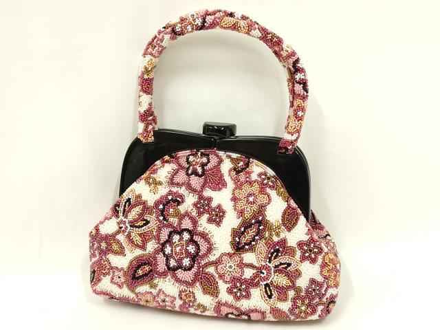 ■■■　サイズ　■■■ 【バッグ】 横　　　22cm 縦　　　16.5cm　取っ手込み　30cm 奥行き　5.5cm ■■■　商品詳細　■■■ 状態は参考画像のように所々に傷がございます。 大変上質な逸品になります。 お安く出品致しますので、是非この機会にいかがでしょうか？ ■■■　注意事項　■■■ ■モニター発色の具合により色合いが異なる場合がございます。 ■寸法は多少の誤差が生じる場合がございますのでご了承ください。 ■縫込みの長さが左右非対称の場合は短い部分を記載しております。 左右非対称であってもご返品・お値引き等の保証は出来かねますので、ご了承の上ご購入をお願い致します。 ■シミ等のチェックには注意を払っておりますが、見落としがある場合もございますし、個人の見解も様々ですので神経質な方のご購入はお控えください。 ■箪笥に入っておりました着物や帯なので畳みシワや匂いがあるものもございます。 ■お休みは基本的に土日祝となりますが、その他臨時でお休みする場合がございますのでご了承ください。 ■商品の発送は平日のみの発送となります。 ■夜間と土曜、日曜日はお問い合わせの回答が遅れる場合がございます。 ■当店では、お直し、紋入れ、お手入れ等は承っておりません。 ■生地の状態（ヤケ、経年劣化等）によってはサイズ直しが出来ない場合がございます。 その点もどうかご了承のうえ、ご購入をお願いいたします。 ■弊社で取り扱う商品は一点ものにつき、時期や在庫状況に応じて金額が変更となる場合がございます。 ■検針は行っておりません。予めご了承いただきますようお願いいたします。 ■【洗える着物】と記載のある商品におきましては、商品お届け後に洗濯を行ってしまってからのご返品にはご対応しかねます。 念の為、専門店でのお手入れをお願いいたします。 ■写真に写っている物が全てになります。それ以外の付属品はございませんのでご了承ください。 ■状態に関する写真につきましては、掲載可能な写真枚数に限りがあるため、各箇所につき1枚参考画像を掲載しております。 ■着物のサイズ目安は下記を参考ください↓ ＜女性着物＞　お端折り次第で＋5cm　−1cmが着用可能サイズ 　例）身丈170cmの場合、身長160cm〜175cm ＜男性着物＞　身丈＋約25cm〜27cm程が適応身長 　例）身丈155cmの場合、身長180〜182cm