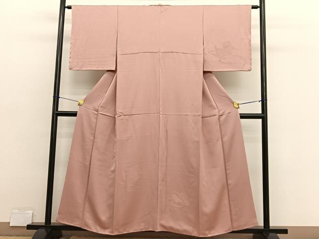 ■■■　サイズ　■■■ 身丈 156cm（肩から） 裄丈 62cm 袖丈 48.5cm　縫込み 4cm 袖幅 32.5cm 前幅 23.5cm 後幅 29.5cm 着物縫いこみ 内揚げ 0cm 裄 お袖側 約3cm　身頃側 約4cm ■■■　商品詳細　■■■ 【正絹・一つ紋】 状態は画像を添付しておりますので、そちらをご確認下さいますよう宜しくお願い致します。 大変上質な逸品になりますのでぜひお手入れをされてお召しになられてはいかがでしょうか。 お安く出品致しますので、是非この機会にいかがでしょうか？ ■■■　注意事項　■■■ ■モニター発色の具合により色合いが異なる場合がございます。 ■寸法は多少の誤差が生じる場合がございますのでご了承ください。 ■縫込みの長さが左右非対称の場合は短い部分を記載しております。 左右非対称であってもご返品・お値引き等の保証は出来かねますので、ご了承の上ご購入をお願い致します。 ■シミ等のチェックには注意を払っておりますが、見落としがある場合もございますし、個人の見解も様々ですので神経質な方のご購入はお控えください。 ■箪笥に入っておりました着物や帯なので畳みシワや匂いがあるものもございます。 ■お休みは基本的に土日祝となりますが、その他臨時でお休みする場合がございますのでご了承ください。 ■商品の発送は平日のみの発送となります。 ■夜間と土曜、日曜日はお問い合わせの回答が遅れる場合がございます。 ■当店では、お直し、紋入れ、お手入れ等は承っておりません。 ■生地の状態（ヤケ、経年劣化等）によってはサイズ直しが出来ない場合がございます。 その点もどうかご了承のうえ、ご購入をお願いいたします。 ■弊社で取り扱う商品は一点ものにつき、時期や在庫状況に応じて金額が変更となる場合がございます。 ■検針は行っておりません。予めご了承いただきますようお願いいたします。 ■【洗える着物】と記載のある商品におきましては、商品お届け後に洗濯を行ってしまってからのご返品にはご対応しかねます。 念の為、専門店でのお手入れをお願いいたします。 ■写真に写っている物が全てになります。それ以外の付属品はございませんのでご了承ください。 ■状態に関する写真につきましては、掲載可能な写真枚数に限りがあるため、各箇所につき1枚参考画像を掲載しております。 ■着物のサイズ目安は下記を参考ください↓ ＜女性着物＞　お端折り次第で＋5cm　－1cmが着用可能サイズ 　例）身丈170cmの場合、身長160cm～175cm ＜男性着物＞　身丈＋約25cm～27cm程が適応身長 　例）身丈155cmの場合、身長180～182cm