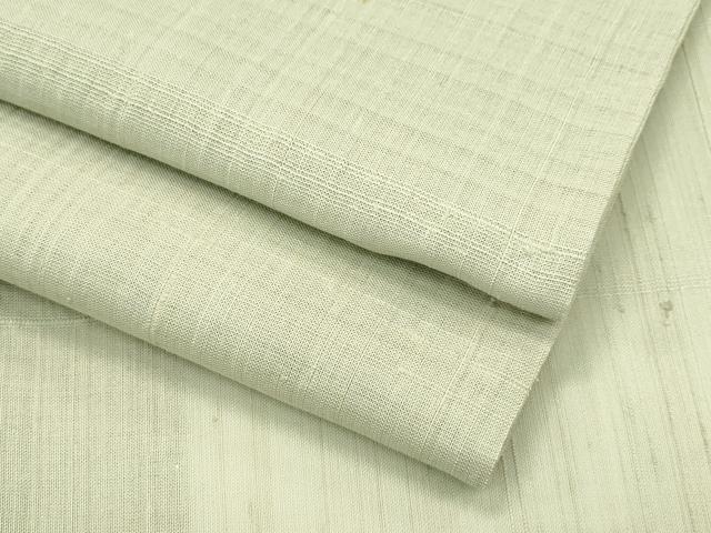 ■■■　サイズ　■■■ 身丈 154.5cm（肩から） 裄丈 62cm 袖丈 45.5cm 縫込み 6cm 袖幅 32cm 前幅 22.5cm 後幅 28.5cm 着物縫いこみ 内揚げ 9cm 裄 お袖側 約 1.5cm　身頃側 約 2.5cm ■■■　商品詳細　■■■ 【正絹・未使用】 状態は接写画像のように、おくみ・上前・左袖に汚れがございますが、 その他特に目立ったシミ汚れなどもなく大変良い状態です。 大変上質な極上の逸品になりますので ぜひお手入れをされてお召しになられてはいかがでしょうか。 お安く出品致しますので、是非この機会にいかがでしょうか？ ■■■　注意事項　■■■ ■モニター発色の具合により色合いが異なる場合がございます。 ■寸法は多少の誤差が生じる場合がございますのでご了承ください。 ■縫込みの長さが左右非対称の場合は短い部分を記載しております。 左右非対称であってもご返品・お値引き等の保証は出来かねますので、ご了承の上ご購入をお願い致します。 ■シミ等のチェックには注意を払っておりますが、見落としがある場合もございますし、個人の見解も様々ですので神経質な方のご購入はお控えください。 ■箪笥に入っておりました着物や帯なので畳みシワや匂いがあるものもございます。 ■お休みは基本的に土日祝となりますが、その他臨時でお休みする場合がございますのでご了承ください。 ■商品の発送は平日のみの発送となります。 ■夜間と土曜、日曜日はお問い合わせの回答が遅れる場合がございます。 ■当店では、お直し、紋入れ、お手入れ等は承っておりません。 ■生地の状態（ヤケ、経年劣化等）によってはサイズ直しが出来ない場合がございます。 その点もどうかご了承のうえ、ご購入をお願いいたします。 ■弊社で取り扱う商品は一点ものにつき、時期や在庫状況に応じて金額が変更となる場合がございます。 ■検針は行っておりません。予めご了承いただきますようお願いいたします。 ■【洗える着物】と記載のある商品におきましては、商品お届け後に洗濯を行ってしまってからのご返品にはご対応しかねます。 念の為、専門店でのお手入れをお願いいたします。 ■着物のサイズ目安は下記を参考ください↓ ＜女性着物＞　お端折り次第で＋5?　−10?が着用可能サイズ 　例）身丈170?の場合、身長160?〜175? ＜男性着物＞　身丈＋約25?〜27?程が適応身長 　例）身丈155?の場合、身長180〜182?