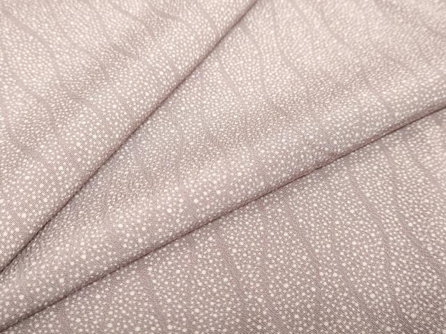 ■■■　サイズ　■■■ 身丈 160.5cm（肩から） 裄丈 64.5cm 袖丈 49cm　縫込み 4cm 袖幅 32.5cm 前幅 25cm 後幅 31cm 着物縫いこみ 内揚げ 3cm 裄 お袖側 約4cm　身頃側 約3cm ■■■　商品詳細　■■■ 【正絹】 状態は接写画像のように袖口・胴裏・衿裏に薄い汚れがございますが その他特に目立ったシミ汚れなどもなく大変良い状態です。 大変上質な逸品になります。 お安く出品致しますので、是非この機会にいかがでしょうか？ ■■■　注意事項　■■■ ■モニター発色の具合により色合いが異なる場合がございます。 ■寸法は多少の誤差が生じる場合がございますのでご了承ください。 ■縫込みの長さが左右非対称の場合は短い部分を記載しております。 左右非対称であってもご返品・お値引き等の保証は出来かねますので、ご了承の上ご購入をお願い致します。 ■シミ等のチェックには注意を払っておりますが、見落としがある場合もございますし、個人の見解も様々ですので神経質な方のご購入はお控えください。 ■箪笥に入っておりました着物や帯なので畳みシワや匂いがあるものもございます。 ■お休みは基本的に土日祝となりますが、その他臨時でお休みする場合がございますのでご了承ください。 ■商品の発送は平日のみの発送となります。 ■夜間と土曜、日曜日はお問い合わせの回答が遅れる場合がございます。 ■当店では、お直し、紋入れ、お手入れ等は承っておりません。 ■生地の状態（ヤケ、経年劣化等）によってはサイズ直しが出来ない場合がございます。 その点もどうかご了承のうえ、ご購入をお願いいたします。 ■弊社で取り扱う商品は一点ものにつき、時期や在庫状況に応じて金額が変更となる場合がございます。 ■検針は行っておりません。予めご了承いただきますようお願いいたします。 ■【洗える着物】と記載のある商品におきましては、商品お届け後に洗濯を行ってしまってからのご返品にはご対応しかねます。 念の為、専門店でのお手入れをお願いいたします。 ■着物のサイズ目安は下記を参考ください↓ ＜女性着物＞　お端折り次第で＋5cm　−1cmが着用可能サイズ 　例）身丈170cmの場合、身長160cm〜175cm ＜男性着物＞　身丈＋約25cm〜27cm程が適応身長 　例）身丈155cmの場合、身長180〜182cm