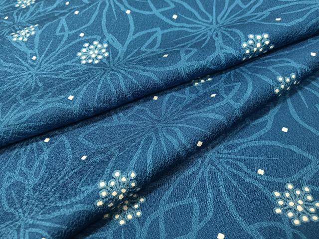 ■■■　サイズ　■■■ 身丈 165cm（肩から） 裄丈 64.5cm 袖丈 48.5cm　縫込み 6cm 袖幅 33.5cm 前幅 22.5cm 後幅 28.5cm 着物縫いこみ 内揚げ 9cm 裄 お袖側 約3cm　身頃側 約5cm ■■■　商品詳細　■■■ 【正絹】 状態は接写画像のように下前おくみに薄い焼けがございますが その他特に目立ったシミ汚れなどもなく大変良い状態です。 大変上質な逸品になります。 お安く出品致しますので、是非この機会にいかがでしょうか？ ■■■　注意事項　■■■ ■モニター発色の具合により色合いが異なる場合がございます。 ■寸法は多少の誤差が生じる場合がございますのでご了承ください。 ■縫込みの長さが左右非対称の場合は短い部分を記載しております。 左右非対称であってもご返品・お値引き等の保証は出来かねますので、ご了承の上ご購入をお願い致します。 ■シミ等のチェックには注意を払っておりますが、見落としがある場合もございますし、個人の見解も様々ですので神経質な方のご購入はお控えください。 ■箪笥に入っておりました着物や帯なので畳みシワや匂いがあるものもございます。 ■お休みは基本的に土日祝となりますが、その他臨時でお休みする場合がございますのでご了承ください。 ■商品の発送は平日のみの発送となります。 ■夜間と土曜、日曜日はお問い合わせの回答が遅れる場合がございます。 ■当店では、お直し、紋入れ、お手入れ等は承っておりません。 ■生地の状態（ヤケ、経年劣化等）によってはサイズ直しが出来ない場合がございます。 その点もどうかご了承のうえ、ご購入をお願いいたします。 ■弊社で取り扱う商品は一点ものにつき、時期や在庫状況に応じて金額が変更となる場合がございます。 ■検針は行っておりません。予めご了承いただきますようお願いいたします。 ■【洗える着物】と記載のある商品におきましては、商品お届け後に洗濯を行ってしまってからのご返品にはご対応しかねます。 念の為、専門店でのお手入れをお願いいたします。 ■着物のサイズ目安は下記を参考ください↓ ＜女性着物＞　お端折り次第で＋5cm　−1cmが着用可能サイズ 　例）身丈170cmの場合、身長160cm〜175cm ＜男性着物＞　身丈＋約25cm〜27cm程が適応身長 　例）身丈155cmの場合、身長180〜182cm