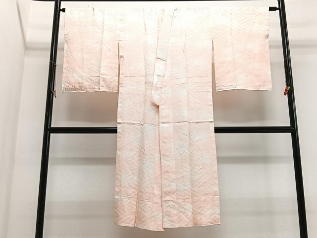 ■■■　サイズ　■■■ 身丈 130cm（肩から） 裄丈 66cm 袖丈 54cm　縫込み 1.5cm 袖幅 34.5cm 前幅 24.5cm 後幅 31cm 着物縫いこみ 内揚げ 4cm 裄 お袖側 約1.5cm　身頃側 約1cm ■■■　商品詳細　■■■ 【正絹】 状態は特に目立ったシミ汚れなどもなく大変良い状態です。 大変上質な逸品になります。 お安く出品致しますので、是非この機会にいかがでしょうか？ ■■■　注意事項　■■■ ■モニター発色の具合により色合いが異なる場合がございます。 ■寸法は多少の誤差が生じる場合がございますのでご了承ください。 ■縫込みの長さが左右非対称の場合は短い部分を記載しております。 左右非対称であってもご返品・お値引き等の保証は出来かねますので、ご了承の上ご購入をお願い致します。 ■シミ等のチェックには注意を払っておりますが、見落としがある場合もございますし、個人の見解も様々ですので神経質な方のご購入はお控えください。 ■箪笥に入っておりました着物や帯なので畳みシワや匂いがあるものもございます。 ■お休みは基本的に土日祝となりますが、その他臨時でお休みする場合がございますのでご了承ください。 ■商品の発送は平日のみの発送となります。 ■夜間と土曜、日曜日はお問い合わせの回答が遅れる場合がございます。 ■当店では、お直し、紋入れ、お手入れ等は承っておりません。 ■生地の状態（ヤケ、経年劣化等）によってはサイズ直しが出来ない場合がございます。 その点もどうかご了承のうえ、ご購入をお願いいたします。 ■弊社で取り扱う商品は一点ものにつき、時期や在庫状況に応じて金額が変更となる場合がございます。 ■検針は行っておりません。予めご了承いただきますようお願いいたします。 ■【洗える着物】と記載のある商品におきましては、商品お届け後に洗濯を行ってしまってからのご返品にはご対応しかねます。 念の為、専門店でのお手入れをお願いいたします。 ■写真に写っている物が全てになります。それ以外の付属品はございませんのでご了承ください。 ■状態に関する写真につきましては、掲載可能な写真枚数に限りがあるため、各箇所につき1枚参考画像を掲載しております。 ■着物のサイズ目安は下記を参考ください↓ ＜女性着物＞　お端折り次第で＋5cm　－1cmが着用可能サイズ 　例）身丈170cmの場合、身長160cm～175cm ＜男性着物＞　身丈＋約25cm～27cm程が適応身長 　例）身丈155cmの場合、身長180～182cm