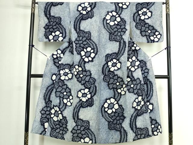 ■■■　サイズ　■■■ 身丈 144cm（肩から） 裄丈 65cm 袖丈 43.5cm　縫込み 2cm 袖幅 33cm 前幅 25cm 後幅 31.5cm 着物縫いこみ 内揚げ 0cm 裄 お袖側 約1.5cm　身頃側 約4cm ■■■　商品詳細　■■■ 【綿】 状態は接写画像のように衿裏・衿山・右袖前に薄い汚れがございますが その他特に目立ったシミ汚れなどもなく大変良い状態です。 人気の高い“有松鳴海絞り”の浴衣でございます。 “鳴海絞り”ならではの表情を生み出す立体感と 淡いぼかしで息を吹き込まれ、 今にも動き出しそうな迫力を放っております。 夏祭りや花火大会、これから増えるイベントに連れ立って、 より夏をお楽しみ下さいませ。 大変上質な逸品になります。 お安く出品致しますので、是非この機会にいかがでしょうか？ ■■■　注意事項　■■■ ■モニター発色の具合により色合いが異なる場合がございます。 ■寸法は多少の誤差が生じる場合がございますのでご了承ください。 ■縫込みの長さが左右非対称の場合は短い部分を記載しております。 左右非対称であってもご返品・お値引き等の保証は出来かねますので、ご了承の上ご購入をお願い致します。 ■シミ等のチェックには注意を払っておりますが、見落としがある場合もございますし、個人の見解も様々ですので神経質な方のご購入はお控えください。 ■箪笥に入っておりました着物や帯なので畳みシワや匂いがあるものもございます。 ■お休みは基本的に土日祝となりますが、その他臨時でお休みする場合がございますのでご了承ください。 ■商品の発送は平日のみの発送となります。 ■夜間と土曜、日曜日はお問い合わせの回答が遅れる場合がございます。 ■当店では、お直し、紋入れ、お手入れ等は承っておりません。 ■生地の状態（ヤケ、経年劣化等）によってはサイズ直しが出来ない場合がございます。 その点もどうかご了承のうえ、ご購入をお願いいたします。 ■弊社で取り扱う商品は一点ものにつき、時期や在庫状況に応じて金額が変更となる場合がございます。 ■検針は行っておりません。予めご了承いただきますようお願いいたします。 ■【洗える着物】と記載のある商品におきましては、商品お届け後に洗濯を行ってしまってからのご返品にはご対応しかねます。 念の為、専門店でのお手入れをお願いいたします。 ■写真に写っている物が全てになります。それ以外の付属品はございませんのでご了承ください。 ■状態に関する写真につきましては、掲載可能な写真枚数に限りがあるため、各箇所につき1枚参考画像を掲載しております。 ■着物のサイズ目安は下記を参考ください↓ ＜女性着物＞　お端折り次第で＋5cm　−1cmが着用可能サイズ 　例）身丈170cmの場合、身長160cm〜175cm ＜男性着物＞　身丈＋約25cm〜27cm程が適応身長 　例）身丈155cmの場合、身長180〜182cm