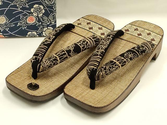 ■■■　サイズ　■■■ 長さ　　 26cm 幅　　　 9cm 踵高さ　 4.5cm ■■■　商品詳細　■■■ 【未使用】 状態は特に目立ったシミ汚れなどもなく大変良い状態です。 大変上質な逸品になります。 お安く出品致しますので、是非この機会にいかがでしょうか？ ■■■　注意事項　■■■ ■モニター発色の具合により色合いが異なる場合がございます。 ■寸法は多少の誤差が生じる場合がございますのでご了承ください。 ■縫込みの長さが左右非対称の場合は短い部分を記載しております。 左右非対称であってもご返品・お値引き等の保証は出来かねますので、ご了承の上ご購入をお願い致します。 ■シミ等のチェックには注意を払っておりますが、見落としがある場合もございますし、個人の見解も様々ですので神経質な方のご購入はお控えください。 ■箪笥に入っておりました着物や帯なので畳みシワや匂いがあるものもございます。 ■お休みは基本的に土日祝となりますが、その他臨時でお休みする場合がございますのでご了承ください。 ■商品の発送は平日のみの発送となります。 ■夜間と土曜、日曜日はお問い合わせの回答が遅れる場合がございます。 ■当店では、お直し、紋入れ、お手入れ等は承っておりません。 ■生地の状態（ヤケ、経年劣化等）によってはサイズ直しが出来ない場合がございます。 その点もどうかご了承のうえ、ご購入をお願いいたします。 ■弊社で取り扱う商品は一点ものにつき、時期や在庫状況に応じて金額が変更となる場合がございます。 ■検針は行っておりません。予めご了承いただきますようお願いいたします。 ■【洗える着物】と記載のある商品におきましては、商品お届け後に洗濯を行ってしまってからのご返品にはご対応しかねます。 念の為、専門店でのお手入れをお願いいたします。 ■写真に写っている物が全てになります。それ以外の付属品はございませんのでご了承ください。 ■状態に関する写真につきましては、掲載可能な写真枚数に限りがあるため、各箇所につき1枚参考画像を掲載しております。 ■着物のサイズ目安は下記を参考ください↓ ＜女性着物＞　お端折り次第で＋5cm　−1cmが着用可能サイズ 　例）身丈170cmの場合、身長160cm〜175cm ＜男性着物＞　身丈＋約25cm〜27cm程が適応身長 　例）身丈155cmの場合、身長180〜182cm