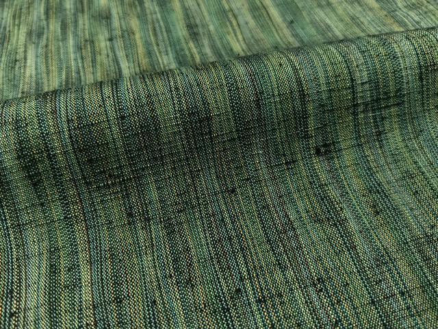 ■■■　サイズ　■■■ 身丈 155cm（肩から） 裄丈 63.5cm 袖丈 44cm　縫込み 1cm 袖幅 33cm 前幅 22.5cm 後幅 28.5cm 着物縫いこみ 内揚げ 4cm 裄 お袖側 約3.5cm　身頃側 約5cm ■■■　商品詳細　■■■ 【正絹】 状態は特に目立ったシミ汚れなどもなく大変良い状態です。 大変上質な逸品になります。 お安く出品致しますので、是非この機会にいかがでしょうか？ ■■■　注意事項　■■■ ■モニター発色の具合により色合いが異なる場合がございます。 ■寸法は多少の誤差が生じる場合がございますのでご了承ください。 ■縫込みの長さが左右非対称の場合は短い部分を記載しております。 左右非対称であってもご返品・お値引き等の保証は出来かねますので、ご了承の上ご購入をお願い致します。 ■シミ等のチェックには注意を払っておりますが、見落としがある場合もございますし、個人の見解も様々ですので神経質な方のご購入はお控えください。 ■箪笥に入っておりました着物や帯なので畳みシワや匂いがあるものもございます。 ■お休みは基本的に土日祝となりますが、その他臨時でお休みする場合がございますのでご了承ください。 ■商品の発送は平日のみの発送となります。 ■夜間と土曜、日曜日はお問い合わせの回答が遅れる場合がございます。 ■当店では、お直し、紋入れ、お手入れ等は承っておりません。 ■生地の状態（ヤケ、経年劣化等）によってはサイズ直しが出来ない場合がございます。 その点もどうかご了承のうえ、ご購入をお願いいたします。 ■弊社で取り扱う商品は一点ものにつき、時期や在庫状況に応じて金額が変更となる場合がございます。 ■検針は行っておりません。予めご了承いただきますようお願いいたします。 ■【洗える着物】と記載のある商品におきましては、商品お届け後に洗濯を行ってしまってからのご返品にはご対応しかねます。 念の為、専門店でのお手入れをお願いいたします。 ■着物のサイズ目安は下記を参考ください↓ ＜女性着物＞　お端折り次第で＋5cm　−1cmが着用可能サイズ 　例）身丈170cmの場合、身長160cm〜175cm ＜男性着物＞　身丈＋約25cm〜27cm程が適応身長 　例）身丈155cmの場合、身長180〜182cm