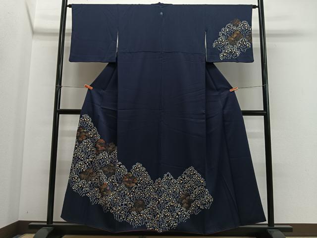 ■■■　サイズ　■■■ 身丈 154cm（肩から） 裄丈 63.5cm 袖丈 44cm　縫込み 4cm 袖幅 32.5cm 前幅 25cm 後幅 30.5cm 着物縫いこみ 内揚げ 1cm 裄 お袖側 約2.5cm　身頃側 約1.5cm ■■■　商品詳細　■■■ 【正絹・一つ紋】 状態は特に目立ったシミ汚れなどもなく大変良い状態です。 大変上質な逸品になります。 お安く出品致しますので、是非この機会にいかがでしょうか？ ■■■　注意事項　■■■ ■モニター発色の具合により色合いが異なる場合がございます。 ■寸法は多少の誤差が生じる場合がございますのでご了承ください。 ■縫込みの長さが左右非対称の場合は短い部分を記載しております。 左右非対称であってもご返品・お値引き等の保証は出来かねますので、ご了承の上ご購入をお願い致します。 ■シミ等のチェックには注意を払っておりますが、見落としがある場合もございますし、個人の見解も様々ですので神経質な方のご購入はお控えください。 ■箪笥に入っておりました着物や帯なので畳みシワや匂いがあるものもございます。 ■お休みは基本的に土日祝となりますが、その他臨時でお休みする場合がございますのでご了承ください。 ■商品の発送は平日のみの発送となります。 ■夜間と土曜、日曜日はお問い合わせの回答が遅れる場合がございます。 ■当店では、お直し、紋入れ、お手入れ等は承っておりません。 ■生地の状態（ヤケ、経年劣化等）によってはサイズ直しが出来ない場合がございます。 その点もどうかご了承のうえ、ご購入をお願いいたします。 ■弊社で取り扱う商品は一点ものにつき、時期や在庫状況に応じて金額が変更となる場合がございます。 ■検針は行っておりません。予めご了承いただきますようお願いいたします。 ■【洗える着物】と記載のある商品におきましては、商品お届け後に洗濯を行ってしまってからのご返品にはご対応しかねます。 念の為、専門店でのお手入れをお願いいたします。 ■写真に写っている物が全てになります。それ以外の付属品はございませんのでご了承ください。 ■状態に関する写真につきましては、掲載可能な写真枚数に限りがあるため、各箇所につき1枚参考画像を掲載しております。 ■着物のサイズ目安は下記を参考ください↓ ＜女性着物＞　お端折り次第で＋5cm　−1cmが着用可能サイズ 　例）身丈170cmの場合、身長160cm〜175cm ＜男性着物＞　身丈＋約25cm〜27cm程が適応身長 　例）身丈155cmの場合、身長180〜182cm