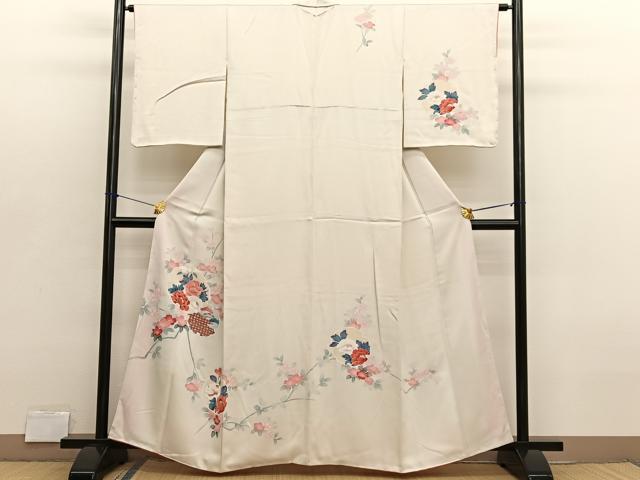 ■■■　サイズ　■■■ 身丈 161cm（肩から） 裄丈 64.5cm 袖丈 52.5cm　縫込み 3.5cm 袖幅 33cm 前幅 23.5cm 後幅 30cm 着物縫いこみ 内揚げ 0cm 裄 お袖側 約3.5cm　身頃側 約3cm ■■■　商品詳細　■■■ 【正絹】 状態は画像を添付しておりますので、そちらをご確認下さいますよう宜しくお願い致します。 大変上質な逸品になりますのでぜひお手入れをされてお召しになられてはいかがでしょうか。 お安く出品致しますので、是非この機会にいかがでしょうか？ ■■■　注意事項　■■■ ■モニター発色の具合により色合いが異なる場合がございます。 ■寸法は多少の誤差が生じる場合がございますのでご了承ください。 ■縫込みの長さが左右非対称の場合は短い部分を記載しております。 左右非対称であってもご返品・お値引き等の保証は出来かねますので、ご了承の上ご購入をお願い致します。 ■シミ等のチェックには注意を払っておりますが、見落としがある場合もございますし、個人の見解も様々ですので神経質な方のご購入はお控えください。 ■箪笥に入っておりました着物や帯なので畳みシワや匂いがあるものもございます。 ■お休みは基本的に土日祝となりますが、その他臨時でお休みする場合がございますのでご了承ください。 ■商品の発送は平日のみの発送となります。 ■夜間と土曜、日曜日はお問い合わせの回答が遅れる場合がございます。 ■当店では、お直し、紋入れ、お手入れ等は承っておりません。 ■生地の状態（ヤケ、経年劣化等）によってはサイズ直しが出来ない場合がございます。 その点もどうかご了承のうえ、ご購入をお願いいたします。 ■弊社で取り扱う商品は一点ものにつき、時期や在庫状況に応じて金額が変更となる場合がございます。 ■検針は行っておりません。予めご了承いただきますようお願いいたします。 ■【洗える着物】と記載のある商品におきましては、商品お届け後に洗濯を行ってしまってからのご返品にはご対応しかねます。 念の為、専門店でのお手入れをお願いいたします。 ■写真に写っている物が全てになります。それ以外の付属品はございませんのでご了承ください。 ■状態に関する写真につきましては、掲載可能な写真枚数に限りがあるため、各箇所につき1枚参考画像を掲載しております。 ■着物のサイズ目安は下記を参考ください↓ ＜女性着物＞　お端折り次第で＋5cm　－1cmが着用可能サイズ 　例）身丈170cmの場合、身長160cm～175cm ＜男性着物＞　身丈＋約25cm～27cm程が適応身長 　例）身丈155cmの場合、身長180～182cm