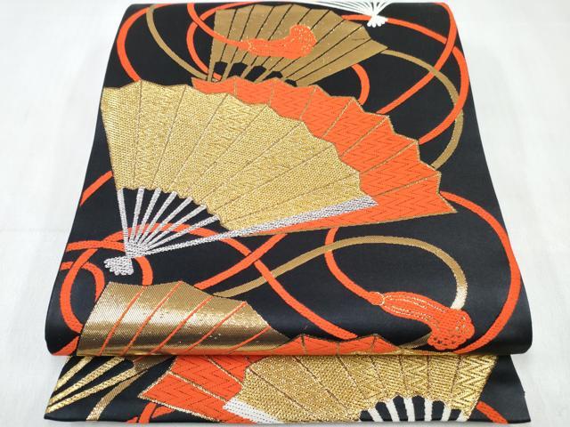 ■■■　サイズ　■■■ 長さ 418cm　幅 26.5cm程 ■■■　商品詳細　■■■ 袋帯【正絹・芯なし】 状態は締めてはおりますが 特に目立ったシミ汚れなどもなく大変良い状態です。 大変上質な逸品になります。 お安く出品致しますので、是非この機会にいかがでしょうか？ ■■■　注意事項　■■■ ■モニター発色の具合により色合いが異なる場合がございます。 ■寸法は多少の誤差が生じる場合がございますのでご了承ください。 ■縫込みの長さが左右非対称の場合は短い部分を記載しております。 左右非対称であってもご返品・お値引き等の保証は出来かねますので、ご了承の上ご購入をお願い致します。 ■シミ等のチェックには注意を払っておりますが、見落としがある場合もございますし、個人の見解も様々ですので神経質な方のご購入はお控えください。 ■箪笥に入っておりました着物や帯なので畳みシワや匂いがあるものもございます。 ■お休みは基本的に土日祝となりますが、その他臨時でお休みする場合がございますのでご了承ください。 ■商品の発送は平日のみの発送となります。 ■夜間と土曜、日曜日はお問い合わせの回答が遅れる場合がございます。 ■当店では、お直し、紋入れ、お手入れ等は承っておりません。 ■生地の状態（ヤケ、経年劣化等）によってはサイズ直しが出来ない場合がございます。 その点もどうかご了承のうえ、ご購入をお願いいたします。 ■弊社で取り扱う商品は一点ものにつき、時期や在庫状況に応じて金額が変更となる場合がございます。 ■検針は行っておりません。予めご了承いただきますようお願いいたします。 ■【洗える着物】と記載のある商品におきましては、商品お届け後に洗濯を行ってしまってからのご返品にはご対応しかねます。 念の為、専門店でのお手入れをお願いいたします。 ■写真に写っている物が全てになります。それ以外の付属品はございませんのでご了承ください。 ■状態に関する写真につきましては、掲載可能な写真枚数に限りがあるため、各箇所につき1枚参考画像を掲載しております。 ■着物のサイズ目安は下記を参考ください↓ ＜女性着物＞　お端折り次第で＋5cm　－1cmが着用可能サイズ 　例）身丈170cmの場合、身長160cm～175cm ＜男性着物＞　身丈＋約25cm～27cm程が適応身長 　例）身丈155cmの場合、身長180～182cm