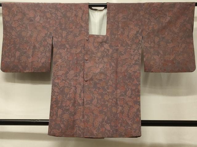 ■■■　サイズ　■■■ 身丈 85cm（肩から） 裄丈 63.5cm 袖丈 45.5cm　縫込み 6.5cm 袖幅 32.5cm 前幅 18.5cm 後幅 30cm 裄 お袖側 約2.5cm　身頃側 約4cm ■■■　商品詳細　■■■ 【正絹】 状態は特に目立ったシミ汚れなどもなく大変良い状態です。 大変上質な逸品になります。 お安く出品致しますので、是非この機会にいかがでしょうか？ ■■■　注意事項　■■■ ■モニター発色の具合により色合いが異なる場合がございます。 ■寸法は多少の誤差が生じる場合がございますのでご了承ください。 ■縫込みの長さが左右非対称の場合は短い部分を記載しております。 左右非対称であってもご返品・お値引き等の保証は出来かねますので、ご了承の上ご購入をお願い致します。 ■シミ等のチェックには注意を払っておりますが、見落としがある場合もございますし、個人の見解も様々ですので神経質な方のご購入はお控えください。 ■箪笥に入っておりました着物や帯なので畳みシワや匂いがあるものもございます。 ■お休みは基本的に土日祝となりますが、その他臨時でお休みする場合がございますのでご了承ください。 ■商品の発送は平日のみの発送となります。 ■夜間と土曜、日曜日はお問い合わせの回答が遅れる場合がございます。 ■当店では、お直し、紋入れ、お手入れ等は承っておりません。 ■生地の状態（ヤケ、経年劣化等）によってはサイズ直しが出来ない場合がございます。 その点もどうかご了承のうえ、ご購入をお願いいたします。 ■弊社で取り扱う商品は一点ものにつき、時期や在庫状況に応じて金額が変更となる場合がございます。 ■検針は行っておりません。予めご了承いただきますようお願いいたします。 ■【洗える着物】と記載のある商品におきましては、商品お届け後に洗濯を行ってしまってからのご返品にはご対応しかねます。 念の為、専門店でのお手入れをお願いいたします。 ■着物のサイズ目安は下記を参考ください↓ ＜女性着物＞　お端折り次第で＋5cm　−1cmが着用可能サイズ 　例）身丈170cmの場合、身長160cm〜175cm ＜男性着物＞　身丈＋約25cm〜27cm程が適応身長 　例）身丈155cmの場合、身長180〜182cm