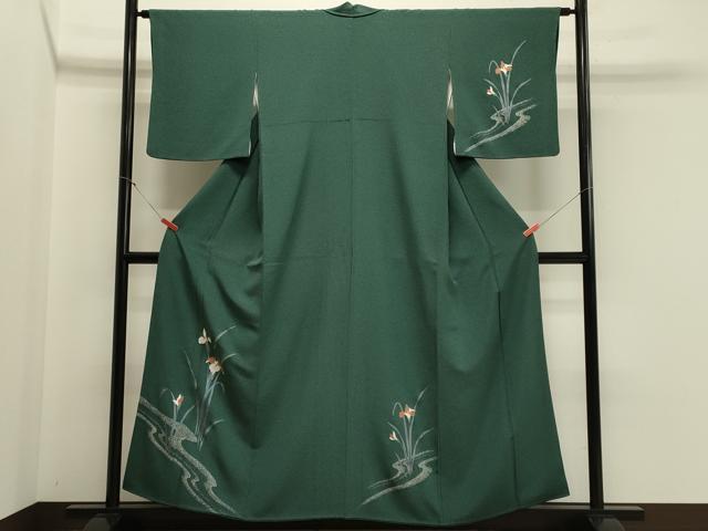 ■■■　サイズ　■■■ 身丈 156cm（肩から） 裄丈 64cm 袖丈 48cm　縫込み 5.5cm 袖幅 33cm 前幅 23cm 後幅 29cm 着物縫いこみ 内揚げ 4cm 裄 お袖側 約2.5cm　身頃側 約3.5cm ■■■　商品詳細　■■■ 【正絹】 状態は特に目立ったシミ汚れなどもなく大変良い状態です。 大変上質な逸品になります。 お安く出品致しますので、是非この機会にいかがでしょうか？ ■■■　注意事項　■■■ ■モニター発色の具合により色合いが異なる場合がございます。 ■寸法は多少の誤差が生じる場合がございますのでご了承ください。 ■縫込みの長さが左右非対称の場合は短い部分を記載しております。 左右非対称であってもご返品・お値引き等の保証は出来かねますので、ご了承の上ご購入をお願い致します。 ■シミ等のチェックには注意を払っておりますが、見落としがある場合もございますし、個人の見解も様々ですので神経質な方のご購入はお控えください。 ■箪笥に入っておりました着物や帯なので畳みシワや匂いがあるものもございます。 ■お休みは基本的に土日祝となりますが、その他臨時でお休みする場合がございますのでご了承ください。 ■商品の発送は平日のみの発送となります。 ■夜間と土曜、日曜日はお問い合わせの回答が遅れる場合がございます。 ■当店では、お直し、紋入れ、お手入れ等は承っておりません。 ■生地の状態（ヤケ、経年劣化等）によってはサイズ直しが出来ない場合がございます。 その点もどうかご了承のうえ、ご購入をお願いいたします。 ■弊社で取り扱う商品は一点ものにつき、時期や在庫状況に応じて金額が変更となる場合がございます。 ■検針は行っておりません。予めご了承いただきますようお願いいたします。 ■【洗える着物】と記載のある商品におきましては、商品お届け後に洗濯を行ってしまってからのご返品にはご対応しかねます。 念の為、専門店でのお手入れをお願いいたします。 ■着物のサイズ目安は下記を参考ください↓ ＜女性着物＞　お端折り次第で＋5cm　−1cmが着用可能サイズ 　例）身丈170cmの場合、身長160cm〜175cm ＜男性着物＞　身丈＋約25cm〜27cm程が適応身長 　例）身丈155cmの場合、身長180〜182cm