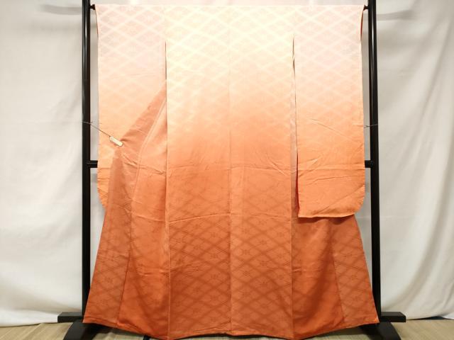 ■■■　サイズ　■■■ 身丈 160cm（肩から） 裄丈 64.5cm 袖丈 103cm　縫込み 3cm 袖幅 34cm 前幅 25cm 後幅 31cm 着物縫いこみ 内揚げ 0cm 裄 お袖側 約1cm　身頃側 約2cm ■■■　商品詳細　■■■ 【正絹】 状態は画像を添付しておりますので、そちらをご確認下さいますよう宜しくお願い致します。 大変上質な逸品になります。 お安く出品致しますので、是非この機会にいかがでしょうか？ ■■■　注意事項　■■■ ■モニター発色の具合により色合いが異なる場合がございます。 ■寸法は多少の誤差が生じる場合がございますのでご了承ください。 ■縫込みの長さが左右非対称の場合は短い部分を記載しております。 左右非対称であってもご返品・お値引き等の保証は出来かねますので、ご了承の上ご購入をお願い致します。 ■シミ等のチェックには注意を払っておりますが、見落としがある場合もございますし、個人の見解も様々ですので神経質な方のご購入はお控えください。 ■箪笥に入っておりました着物や帯なので畳みシワや匂いがあるものもございます。 ■お休みは基本的に土日祝となりますが、その他臨時でお休みする場合がございますのでご了承ください。 ■商品の発送は平日のみの発送となります。 ■夜間と土曜、日曜日はお問い合わせの回答が遅れる場合がございます。 ■当店では、お直し、紋入れ、お手入れ等は承っておりません。 ■生地の状態（ヤケ、経年劣化等）によってはサイズ直しが出来ない場合がございます。 その点もどうかご了承のうえ、ご購入をお願いいたします。 ■弊社で取り扱う商品は一点ものにつき、時期や在庫状況に応じて金額が変更となる場合がございます。 ■検針は行っておりません。予めご了承いただきますようお願いいたします。 ■【洗える着物】と記載のある商品におきましては、商品お届け後に洗濯を行ってしまってからのご返品にはご対応しかねます。 念の為、専門店でのお手入れをお願いいたします。 ■着物のサイズ目安は下記を参考ください↓ ＜女性着物＞　お端折り次第で＋5cm　−1cmが着用可能サイズ 　例）身丈170cmの場合、身長160cm〜175cm ＜男性着物＞　身丈＋約25cm〜27cm程が適応身長 　例）身丈155cmの場合、身長180〜182cm