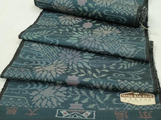 ■■■　サイズ　■■■ 長さ　　着尺分あり 幅　　　約37.5cm ■■■　商品詳細　■■■ 【正絹・未使用】 状態は特に目立ったシミ汚れなどもなく大変良い状態です。 大変上質な逸品になります。 お安く出品致しますので、是非この機会にいかがでしょうか？ ■■■　注意事項　■■■ ■モニター発色の具合により色合いが異なる場合がございます。 ■寸法は多少の誤差が生じる場合がございますのでご了承ください。 ■縫込みの長さが左右非対称の場合は短い部分を記載しております。 左右非対称であってもご返品・お値引き等の保証は出来かねますので、ご了承の上ご購入をお願い致します。 ■シミ等のチェックには注意を払っておりますが、見落としがある場合もございますし、個人の見解も様々ですので神経質な方のご購入はお控えください。 ■箪笥に入っておりました着物や帯なので畳みシワや匂いがあるものもございます。 ■お休みは基本的に土日祝となりますが、その他臨時でお休みする場合がございますのでご了承ください。 ■商品の発送は平日のみの発送となります。 ■夜間と土曜、日曜日はお問い合わせの回答が遅れる場合がございます。 ■当店では、お直し、紋入れ、お手入れ等は承っておりません。 ■生地の状態（ヤケ、経年劣化等）によってはサイズ直しが出来ない場合がございます。 その点もどうかご了承のうえ、ご購入をお願いいたします。 ■弊社で取り扱う商品は一点ものにつき、時期や在庫状況に応じて金額が変更となる場合がございます。 ■検針は行っておりません。予めご了承いただきますようお願いいたします。 ■【洗える着物】と記載のある商品におきましては、商品お届け後に洗濯を行ってしまってからのご返品にはご対応しかねます。 念の為、専門店でのお手入れをお願いいたします。 ■写真に写っている物が全てになります。それ以外の付属品はございませんのでご了承ください。 ■状態に関する写真につきましては、掲載可能な写真枚数に限りがあるため、各箇所につき1枚参考画像を掲載しております。 ■着物のサイズ目安は下記を参考ください↓ ＜女性着物＞　お端折り次第で＋5cm　−1cmが着用可能サイズ 　例）身丈170cmの場合、身長160cm〜175cm ＜男性着物＞　身丈＋約25cm〜27cm程が適応身長 　例）身丈155cmの場合、身長180〜182cm