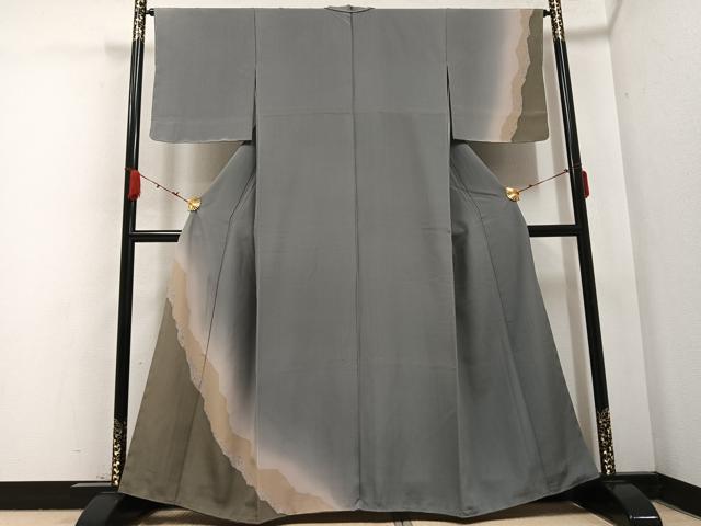 ■■■　サイズ　■■■ 身丈 158cm（肩から） 裄丈 64cm 袖丈 47.5cm　縫込み 6cm 袖幅 32cm 前幅 26cm 後幅 30cm 着物縫いこみ 内揚げ 6cm 裄 お袖側 約3.5cm　身頃側 約2cm ■■■　商品詳細　■■■ 【正絹】 状態は接写画像のように衿山に若干の薄い汚れがございますが その他特に目立ったシミ汚れなどもなく大変良い状態です。 大変上質な逸品になります。 お安く出品致しますので、是非この機会にいかがでしょうか？ ■■■　注意事項　■■■ ■モニター発色の具合により色合いが異なる場合がございます。 ■寸法は多少の誤差が生じる場合がございますのでご了承ください。 ■縫込みの長さが左右非対称の場合は短い部分を記載しております。 左右非対称であってもご返品・お値引き等の保証は出来かねますので、ご了承の上ご購入をお願い致します。 ■シミ等のチェックには注意を払っておりますが、見落としがある場合もございますし、個人の見解も様々ですので神経質な方のご購入はお控えください。 ■箪笥に入っておりました着物や帯なので畳みシワや匂いがあるものもございます。 ■お休みは基本的に土日祝となりますが、その他臨時でお休みする場合がございますのでご了承ください。 ■商品の発送は平日のみの発送となります。 ■夜間と土曜、日曜日はお問い合わせの回答が遅れる場合がございます。 ■当店では、お直し、紋入れ、お手入れ等は承っておりません。 ■生地の状態（ヤケ、経年劣化等）によってはサイズ直しが出来ない場合がございます。 その点もどうかご了承のうえ、ご購入をお願いいたします。 ■弊社で取り扱う商品は一点ものにつき、時期や在庫状況に応じて金額が変更となる場合がございます。 ■検針は行っておりません。予めご了承いただきますようお願いいたします。 ■【洗える着物】と記載のある商品におきましては、商品お届け後に洗濯を行ってしまってからのご返品にはご対応しかねます。 念の為、専門店でのお手入れをお願いいたします。 ■着物のサイズ目安は下記を参考ください↓ ＜女性着物＞　お端折り次第で＋5cm　−1cmが着用可能サイズ 　例）身丈170cmの場合、身長160cm〜175cm ＜男性着物＞　身丈＋約25cm〜27cm程が適応身長 　例）身丈155cmの場合、身長180〜182cm