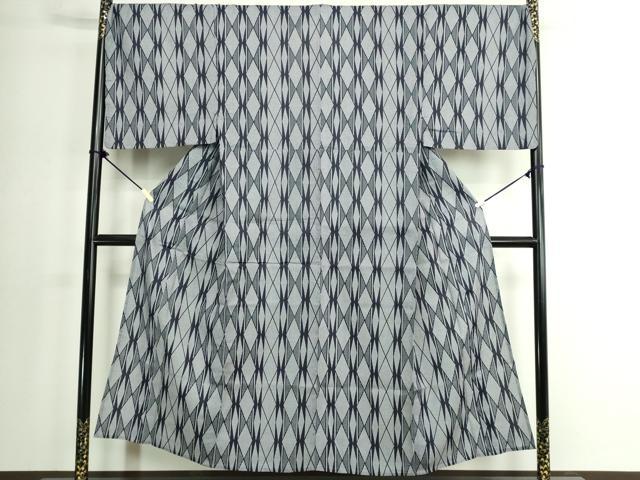 ■■■　サイズ　■■■ 身丈 149.5cm（肩から） 裄丈 72cm 袖丈 49cm　縫込み 7.5cm 袖幅 37cm 前幅 21.5cm 後幅 31.5cm 着物縫いこみ 内揚げ 6cm 裄 お袖側 約1cm　身頃側 約1cm ■■■　商品詳細　■■■ 【綿麻】 状態は接写画像のように衿裏・衿山に薄い汚れがございますが その他特に目立ったシミ汚れなどもなく大変良い状態です。 大変上質な逸品になります。 お安く出品致しますので、是非この機会にいかがでしょうか？ ■■■　注意事項　■■■ ■モニター発色の具合により色合いが異なる場合がございます。 ■寸法は多少の誤差が生じる場合がございますのでご了承ください。 ■縫込みの長さが左右非対称の場合は短い部分を記載しております。 左右非対称であってもご返品・お値引き等の保証は出来かねますので、ご了承の上ご購入をお願い致します。 ■シミ等のチェックには注意を払っておりますが、見落としがある場合もございますし、個人の見解も様々ですので神経質な方のご購入はお控えください。 ■箪笥に入っておりました着物や帯なので畳みシワや匂いがあるものもございます。 ■お休みは基本的に土日祝となりますが、その他臨時でお休みする場合がございますのでご了承ください。 ■商品の発送は平日のみの発送となります。 ■夜間と土曜、日曜日はお問い合わせの回答が遅れる場合がございます。 ■当店では、お直し、紋入れ、お手入れ等は承っておりません。 ■生地の状態（ヤケ、経年劣化等）によってはサイズ直しが出来ない場合がございます。 その点もどうかご了承のうえ、ご購入をお願いいたします。 ■弊社で取り扱う商品は一点ものにつき、時期や在庫状況に応じて金額が変更となる場合がございます。 ■検針は行っておりません。予めご了承いただきますようお願いいたします。 ■【洗える着物】と記載のある商品におきましては、商品お届け後に洗濯を行ってしまってからのご返品にはご対応しかねます。 念の為、専門店でのお手入れをお願いいたします。 ■写真に写っている物が全てになります。それ以外の付属品はございませんのでご了承ください。 ■状態に関する写真につきましては、掲載可能な写真枚数に限りがあるため、各箇所につき1枚参考画像を掲載しております。 ■着物のサイズ目安は下記を参考ください↓ ＜女性着物＞　お端折り次第で＋5cm　−1cmが着用可能サイズ 　例）身丈170cmの場合、身長160cm〜175cm ＜男性着物＞　身丈＋約25cm〜27cm程が適応身長 　例）身丈155cmの場合、身長180〜182cm