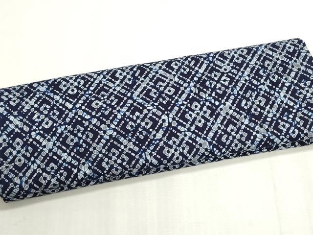 ■■■　サイズ　■■■ 長さ　　着尺分あり 幅　　　約39cm ■■■　商品詳細　■■■ 【綿・未使用】 状態は特に目立ったシミ汚れなどもなく大変良い状態です。 大変上質な逸品になります。 お安く出品致しますので、是非この機会にいかがでしょうか？ ■■■　注意事項　■■■ ■モニター発色の具合により色合いが異なる場合がございます。 ■寸法は多少の誤差が生じる場合がございますのでご了承ください。 ■縫込みの長さが左右非対称の場合は短い部分を記載しております。 左右非対称であってもご返品・お値引き等の保証は出来かねますので、ご了承の上ご購入をお願い致します。 ■シミ等のチェックには注意を払っておりますが、見落としがある場合もございますし、個人の見解も様々ですので神経質な方のご購入はお控えください。 ■箪笥に入っておりました着物や帯なので畳みシワや匂いがあるものもございます。 ■お休みは基本的に土日祝となりますが、その他臨時でお休みする場合がございますのでご了承ください。 ■商品の発送は平日のみの発送となります。 ■夜間と土曜、日曜日はお問い合わせの回答が遅れる場合がございます。 ■当店では、お直し、紋入れ、お手入れ等は承っておりません。 ■生地の状態（ヤケ、経年劣化等）によってはサイズ直しが出来ない場合がございます。 その点もどうかご了承のうえ、ご購入をお願いいたします。 ■弊社で取り扱う商品は一点ものにつき、時期や在庫状況に応じて金額が変更となる場合がございます。 ■検針は行っておりません。予めご了承いただきますようお願いいたします。 ■【洗える着物】と記載のある商品におきましては、商品お届け後に洗濯を行ってしまってからのご返品にはご対応しかねます。 念の為、専門店でのお手入れをお願いいたします。 ■写真に写っている物が全てになります。それ以外の付属品はございませんのでご了承ください。 ■状態に関する写真につきましては、掲載可能な写真枚数に限りがあるため、各箇所につき1枚参考画像を掲載しております。 ■着物のサイズ目安は下記を参考ください↓ ＜女性着物＞　お端折り次第で＋5cm　−1cmが着用可能サイズ 　例）身丈170cmの場合、身長160cm〜175cm ＜男性着物＞　身丈＋約25cm〜27cm程が適応身長 　例）身丈155cmの場合、身長180〜182cm