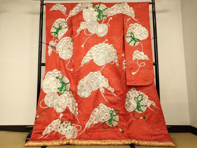 ■■■　サイズ　■■■ 身丈 182cm（肩から） 裄丈 64cm 袖丈 103.5cm　縫込み 3cm 袖幅 31.5cm 前幅 26cm 後幅 30cm 着物縫いこみ 内揚げ 0cm 裄 お袖側 約2cm　身頃側 約1cm ■■■　商品詳細　■■■ 【正絹・ふき綿仕立て】 状態は接写画像のように表地に汚れと糸解けがございますが その他特に目立ったシミ汚れなどもなく大変良い状態です。 大変上質な逸品になります。 お安く出品致しますので、是非この機会にいかがでしょうか？ ■■■　注意事項　■■■ ■モニター発色の具合により色合いが異なる場合がございます。 ■寸法は多少の誤差が生じる場合がございますのでご了承ください。 ■縫込みの長さが左右非対称の場合は短い部分を記載しております。 左右非対称であってもご返品・お値引き等の保証は出来かねますので、ご了承の上ご購入をお願い致します。 ■シミ等のチェックには注意を払っておりますが、見落としがある場合もございますし、個人の見解も様々ですので神経質な方のご購入はお控えください。 ■箪笥に入っておりました着物や帯なので畳みシワや匂いがあるものもございます。 ■お休みは基本的に土日祝となりますが、その他臨時でお休みする場合がございますのでご了承ください。 ■商品の発送は平日のみの発送となります。 ■夜間と土曜、日曜日はお問い合わせの回答が遅れる場合がございます。 ■当店では、お直し、紋入れ、お手入れ等は承っておりません。 ■生地の状態（ヤケ、経年劣化等）によってはサイズ直しが出来ない場合がございます。 その点もどうかご了承のうえ、ご購入をお願いいたします。 ■弊社で取り扱う商品は一点ものにつき、時期や在庫状況に応じて金額が変更となる場合がございます。 ■検針は行っておりません。予めご了承いただきますようお願いいたします。 ■【洗える着物】と記載のある商品におきましては、商品お届け後に洗濯を行ってしまってからのご返品にはご対応しかねます。 念の為、専門店でのお手入れをお願いいたします。 ■写真に写っている物が全てになります。 それ以外の付属品はございませんのでご了承ください。 ■状態に関する写真につきましては、掲載可能な写真枚数に限りがあるため、 各箇所につき1枚参考画像を掲載しております。 ■着物のサイズ目安は下記を参考ください↓ ＜女性着物＞　お端折り次第で＋5cm　−10cmが着用可能サイズ 　例）身丈170cmの場合、身長160cm〜175cm ＜男性着物＞　身丈＋約25cm〜27cm程が適応身長 　例）身丈155cmの場合、身長180cm〜182cm