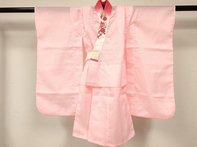 ■■■　サイズ　■■■ 【長襦袢】 身丈 68.5cm（肩から） 裄丈 36cm（肩上げ　4cm） 袖丈 58cm　縫込み 0cm 袖幅 24cm 前幅 18cm 後幅 20.5cm 着物縫いこみ 内揚げ 0cm （腰上げ　10.5cm） 裄 お袖側 約5.5cm　身頃側 約1.5cm ■■■　商品詳細　■■■ 長襦袢【化繊】 状態は接写画像のように右袖後・紐部分に薄い汚れがございますが その他特に目立ったシミ汚れなどもなく大変良い状態です。 お安く出品致しますので、是非この機会にいかがでしょうか？ ※ご自身で洗濯された場合の保証はできかねます。専門店にご相談ください。 ■■■　注意事項　■■■ ■モニター発色の具合により色合いが異なる場合がございます。 ■寸法は多少の誤差が生じる場合がございますのでご了承ください。 ■縫込みの長さが左右非対称の場合は短い部分を記載しております。 左右非対称であってもご返品・お値引き等の保証は出来かねますので、ご了承の上ご購入をお願い致します。 ■シミ等のチェックには注意を払っておりますが、見落としがある場合もございますし、個人の見解も様々ですので神経質な方のご購入はお控えください。 ■箪笥に入っておりました着物や帯なので畳みシワや匂いがあるものもございます。 ■お休みは基本的に土日祝となりますが、その他臨時でお休みする場合がございますのでご了承ください。 ■商品の発送は平日のみの発送となります。 ■夜間と土曜、日曜日はお問い合わせの回答が遅れる場合がございます。 ■当店では、お直し、紋入れ、お手入れ等は承っておりません。 ■生地の状態（ヤケ、経年劣化等）によってはサイズ直しが出来ない場合がございます。 その点もどうかご了承のうえ、ご購入をお願いいたします。 ■弊社で取り扱う商品は一点ものにつき、時期や在庫状況に応じて金額が変更となる場合がございます。 ■検針は行っておりません。予めご了承いただきますようお願いいたします。 ■【洗える着物】と記載のある商品におきましては、商品お届け後に洗濯を行ってしまってからのご返品にはご対応しかねます。 念の為、専門店でのお手入れをお願いいたします。 ■写真に写っている物が全てになります。それ以外の付属品はございませんのでご了承ください。 ■着物のサイズ目安は下記を参考ください↓ ＜女性着物＞　お端折り次第で＋5cm　−1cmが着用可能サイズ 　例）身丈170cmの場合、身長160cm〜175cm ＜男性着物＞　身丈＋約25cm〜27cm程が適応身長 　例）身丈155cmの場合、身長180〜182cm