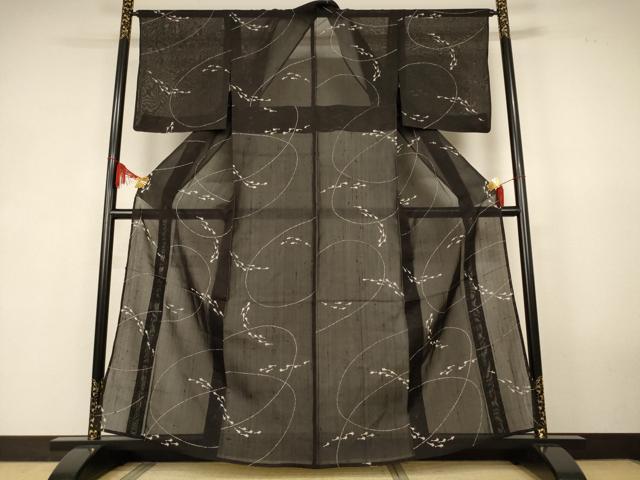 ■■■　サイズ　■■■ 身丈 160cm（肩から） 裄丈 64.5cm 袖丈 49cm　縫込み 6cm 袖幅 33cm 前幅 25cm 後幅 30cm 着物縫いこみ 内揚げ 6cm 裄 お袖側 約2cm　身頃側 約3cm ■■■　商品詳細　■■■ 【正絹】 状態は接写画像のように衿裏・衿山に薄い汚れがございますが その他特に目立ったシミ汚れなどもなく大変良い状態です。 軽くて風通しが気持ち良く、 絹芭蕉布ならではの風合い、神秘的な糸の持つ力を身にまとう 着心地の良さを感じていただける逸品になります。 お安く出品致しますので、是非この機会にいかがでしょうか？ ■■■　注意事項　■■■ ■モニター発色の具合により色合いが異なる場合がございます。 ■寸法は多少の誤差が生じる場合がございますのでご了承ください。 ■縫込みの長さが左右非対称の場合は短い部分を記載しております。 左右非対称であってもご返品・お値引き等の保証は出来かねますので、ご了承の上ご購入をお願い致します。 ■シミ等のチェックには注意を払っておりますが、見落としがある場合もございますし、個人の見解も様々ですので神経質な方のご購入はお控えください。 ■箪笥に入っておりました着物や帯なので畳みシワや匂いがあるものもございます。 ■お休みは基本的に土日祝となりますが、その他臨時でお休みする場合がございますのでご了承ください。 ■商品の発送は平日のみの発送となります。 ■夜間と土曜、日曜日はお問い合わせの回答が遅れる場合がございます。 ■当店では、お直し、紋入れ、お手入れ等は承っておりません。 ■生地の状態（ヤケ、経年劣化等）によってはサイズ直しが出来ない場合がございます。 その点もどうかご了承のうえ、ご購入をお願いいたします。 ■弊社で取り扱う商品は一点ものにつき、時期や在庫状況に応じて金額が変更となる場合がございます。 ■検針は行っておりません。予めご了承いただきますようお願いいたします。 ■【洗える着物】と記載のある商品におきましては、商品お届け後に洗濯を行ってしまってからのご返品にはご対応しかねます。 念の為、専門店でのお手入れをお願いいたします。 ■写真に写っている物が全てになります。それ以外の付属品はございませんのでご了承ください。 ■状態に関する写真につきましては、掲載可能な写真枚数に限りがあるため、各箇所につき1枚参考画像を掲載しております。 ■着物のサイズ目安は下記を参考ください↓ ＜女性着物＞　お端折り次第で＋5cm　−1cmが着用可能サイズ 　例）身丈170cmの場合、身長160cm〜175cm ＜男性着物＞　身丈＋約25cm〜27cm程が適応身長 　例）身丈155cmの場合、身長180〜182cm