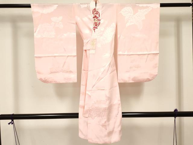 ■■■　サイズ　■■■ 【長襦袢】 身丈 95.5cm（肩から） 裄丈 44.5cm（肩上げ　0cm） 袖丈 56cm　縫込み 1cm 袖幅 29.5cm 前幅 13.5cm 後幅 15.5cm 着物縫いこみ 内揚げ 0cm （腰上げ　0cm） 裄 お袖側 約1.5cm　身頃側 約1cm ■■■　商品詳細　■■■ 長襦袢【化繊】の状態は接写画像のように上前・右袖口・衿に薄い汚れがございますが その他特に目立ったシミ汚れなどもなく大変良い状態です。 お安く出品致しますので、是非この機会にいかがでしょうか？ ※ご自身で洗濯された場合の保証はできかねます。専門店にご相談ください。 ※肩上げと腰上げがされておりません。 ■■■　注意事項　■■■ ■モニター発色の具合により色合いが異なる場合がございます。 ■寸法は多少の誤差が生じる場合がございますのでご了承ください。 ■縫込みの長さが左右非対称の場合は短い部分を記載しております。 左右非対称であってもご返品・お値引き等の保証は出来かねますので、ご了承の上ご購入をお願い致します。 ■シミ等のチェックには注意を払っておりますが、見落としがある場合もございますし、個人の見解も様々ですので神経質な方のご購入はお控えください。 ■箪笥に入っておりました着物や帯なので畳みシワや匂いがあるものもございます。 ■お休みは基本的に土日祝となりますが、その他臨時でお休みする場合がございますのでご了承ください。 ■商品の発送は平日のみの発送となります。 ■夜間と土曜、日曜日はお問い合わせの回答が遅れる場合がございます。 ■当店では、お直し、紋入れ、お手入れ等は承っておりません。 ■生地の状態（ヤケ、経年劣化等）によってはサイズ直しが出来ない場合がございます。 その点もどうかご了承のうえ、ご購入をお願いいたします。 ■弊社で取り扱う商品は一点ものにつき、時期や在庫状況に応じて金額が変更となる場合がございます。 ■検針は行っておりません。予めご了承いただきますようお願いいたします。 ■【洗える着物】と記載のある商品におきましては、商品お届け後に洗濯を行ってしまってからのご返品にはご対応しかねます。 念の為、専門店でのお手入れをお願いいたします。 ■着物のサイズ目安は下記を参考ください↓ ＜女性着物＞　お端折り次第で＋5cm　−1cmが着用可能サイズ 　例）身丈170cmの場合、身長160cm〜175cm ＜男性着物＞　身丈＋約25cm〜27cm程が適応身長 　例）身丈155cmの場合、身長180〜182cm