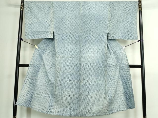 ■■■　サイズ　■■■ 身丈 135cm（肩から） 裄丈 67.5cm 袖丈 49cm　縫込み 4cm 袖幅 34cm 前幅 27cm 後幅 32.5cm 着物縫いこみ 内揚げ 13cm 裄 お袖側 約2cm　身頃側 約1cm ■■■　商品詳細　■■■ 【綿】 状態は接写画像のように表地所々・両袖前後・居敷当てに薄い汚れがございますが その他特に目立ったシミ汚れなどもなく大変良い状態です。 人気の高い“有松鳴海絞り”の浴衣でございます。 “鳴海絞り”ならではの表情を生み出す立体感と 淡いぼかしで息を吹き込まれ、 今にも動き出しそうな迫力を放っております。 夏祭りや花火大会、これから増えるイベントに連れ立って、 より夏をお楽しみ下さいませ。 大変上質な逸品になります。 お安く出品致しますので、是非この機会にいかがでしょうか？ ■■■　注意事項　■■■ ■モニター発色の具合により色合いが異なる場合がございます。 ■寸法は多少の誤差が生じる場合がございますのでご了承ください。 ■縫込みの長さが左右非対称の場合は短い部分を記載しております。 左右非対称であってもご返品・お値引き等の保証は出来かねますので、ご了承の上ご購入をお願い致します。 ■シミ等のチェックには注意を払っておりますが、見落としがある場合もございますし、個人の見解も様々ですので神経質な方のご購入はお控えください。 ■箪笥に入っておりました着物や帯なので畳みシワや匂いがあるものもございます。 ■お休みは基本的に土日祝となりますが、その他臨時でお休みする場合がございますのでご了承ください。 ■商品の発送は平日のみの発送となります。 ■夜間と土曜、日曜日はお問い合わせの回答が遅れる場合がございます。 ■当店では、お直し、紋入れ、お手入れ等は承っておりません。 ■生地の状態（ヤケ、経年劣化等）によってはサイズ直しが出来ない場合がございます。 その点もどうかご了承のうえ、ご購入をお願いいたします。 ■弊社で取り扱う商品は一点ものにつき、時期や在庫状況に応じて金額が変更となる場合がございます。 ■検針は行っておりません。予めご了承いただきますようお願いいたします。 ■【洗える着物】と記載のある商品におきましては、商品お届け後に洗濯を行ってしまってからのご返品にはご対応しかねます。 念の為、専門店でのお手入れをお願いいたします。 ■写真に写っている物が全てになります。それ以外の付属品はございませんのでご了承ください。 ■状態に関する写真につきましては、掲載可能な写真枚数に限りがあるため、各箇所につき1枚参考画像を掲載しております。 ■着物のサイズ目安は下記を参考ください↓ ＜女性着物＞　お端折り次第で＋5cm　−1cmが着用可能サイズ 　例）身丈170cmの場合、身長160cm〜175cm ＜男性着物＞　身丈＋約25cm〜27cm程が適応身長 　例）身丈155cmの場合、身長180〜182cm