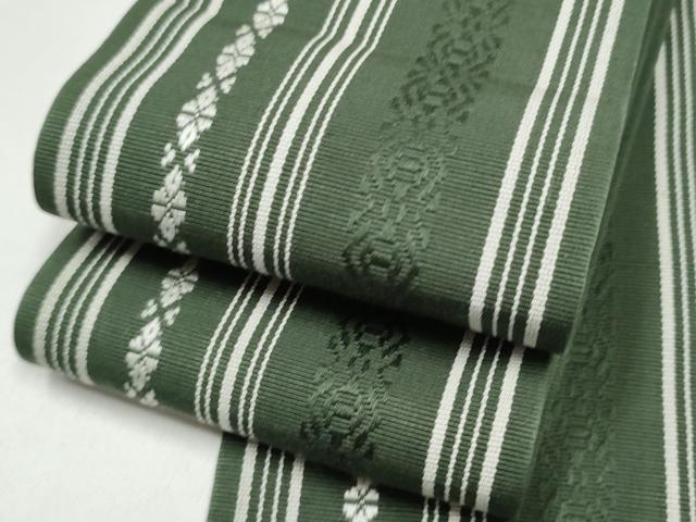 ■■■　サイズ　■■■ 長さ 388cm 幅 8.5cm程 ■■■　商品詳細　■■■ 【正絹】 状態は接写画像のように裏地に薄い汚れがございますが その他表地は特に目立ったシミ汚れなどもなく大変良い状態です。 着用時には見えない部分になりますのであまり気にならずお召になれるかと思います。 本場筑前博多織は、福岡県福岡市博多区やその周辺で生産される絹織物です。 仏具のひとつである独鈷、華皿を基にした幾何学模様が織られています。 江戸時代に筑前藩主だった黒田長政が幕府への献上品にしたことから、博多献上、献上博多とも呼ばれます。 経糸が緯糸を包み込んで、表面には経糸だけ出て、横畝が際立って見える経畝織りという織りになっています。 30〜60本の細い経糸を使うため、こしやはりがあり、地合が硬く、光沢感があります。 きちんと締まり、くずれにくい、締めやすい帯といわれています。 大変上質な逸品になります。 お安く出品致しますので、是非この機会にいかがでしょうか？ ※両側未かがりですが着用には問題ありません。 ■■■　注意事項　■■■ ■モニター発色の具合により色合いが異なる場合がございます。 ■寸法は多少の誤差が生じる場合がございますのでご了承ください。 ■縫込みの長さが左右非対称の場合は短い部分を記載しております。 左右非対称であってもご返品・お値引き等の保証は出来かねますので、ご了承の上ご購入をお願い致します。 ■シミ等のチェックには注意を払っておりますが、見落としがある場合もございますし、個人の見解も様々ですので神経質な方のご購入はお控えください。 ■箪笥に入っておりました着物や帯なので畳みシワや匂いがあるものもございます。 ■お休みは基本的に土日祝となりますが、その他臨時でお休みする場合がございますのでご了承ください。 ■商品の発送は平日のみの発送となります。 ■夜間と土曜、日曜日はお問い合わせの回答が遅れる場合がございます。 ■当店では、お直し、紋入れ、お手入れ等は承っておりません。 ■生地の状態（ヤケ、経年劣化等）によってはサイズ直しが出来ない場合がございます。 その点もどうかご了承のうえ、ご購入をお願いいたします。 ■弊社で取り扱う商品は一点ものにつき、時期や在庫状況に応じて金額が変更となる場合がございます。 ■検針は行っておりません。予めご了承いただきますようお願いいたします。 ■【洗える着物】と記載のある商品におきましては、商品お届け後に洗濯を行ってしまってからのご返品にはご対応しかねます。 念の為、専門店でのお手入れをお願いいたします。 ■写真に写っている物が全てになります。それ以外の付属品はございませんのでご了承ください。 ■状態に関する写真につきましては、掲載可能な写真枚数に限りがあるため、各箇所につき1枚参考画像を掲載しております。 ■着物のサイズ目安は下記を参考ください↓ ＜女性着物＞　お端折り次第で＋5cm　−1cmが着用可能サイズ 　例）身丈170cmの場合、身長160cm〜175cm ＜男性着物＞　身丈＋約25cm〜27cm程が適応身長 　例）身丈155cmの場合、身長180〜182cm
