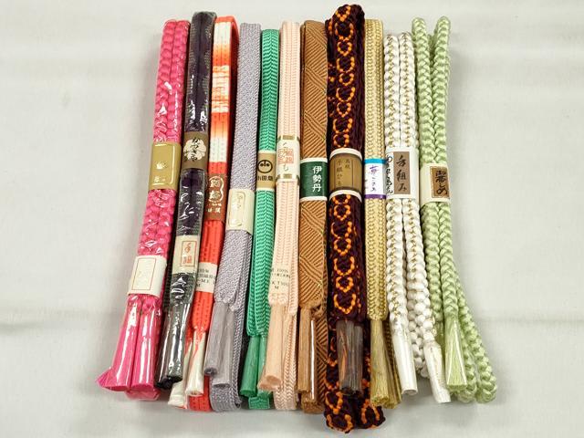 ■■■　商品詳細　■■■ 【未使用】 ※こちらのお品はまとめての出品となりますので、 汚れ・サイズ等の詳細は記載しておりません。 ご理解の上でのご入札をお願い致します。 大変上質な逸品になります。 お安く出品致しますので、是非この機会にいかがでしょうか？ ■■■　注意事項　■■■ ■モニター発色の具合により色合いが異なる場合がございます。 ■寸法は多少の誤差が生じる場合がございますのでご了承ください。 ■縫込みの長さが左右非対称の場合は短い部分を記載しております。 左右非対称であってもご返品・お値引き等の保証は出来かねますので、ご了承の上ご購入をお願い致します。 ■シミ等のチェックには注意を払っておりますが、見落としがある場合もございますし、個人の見解も様々ですので神経質な方のご購入はお控えください。 ■箪笥に入っておりました着物や帯なので畳みシワや匂いがあるものもございます。 ■お休みは基本的に土日祝となりますが、その他臨時でお休みする場合がございますのでご了承ください。 ■商品の発送は平日のみの発送となります。 ■夜間と土曜、日曜日はお問い合わせの回答が遅れる場合がございます。 ■当店では、お直し、紋入れ、お手入れ等は承っておりません。 ■生地の状態（ヤケ、経年劣化等）によってはサイズ直しが出来ない場合がございます。 その点もどうかご了承のうえ、ご購入をお願いいたします。 ■弊社で取り扱う商品は一点ものにつき、時期や在庫状況に応じて金額が変更となる場合がございます。 ■検針は行っておりません。予めご了承いただきますようお願いいたします。 ■【洗える着物】と記載のある商品におきましては、商品お届け後に洗濯を行ってしまってからのご返品にはご対応しかねます。 念の為、専門店でのお手入れをお願いいたします。 ■写真に写っている物が全てになります。それ以外の付属品はございませんのでご了承ください。 ■状態に関する写真につきましては、掲載可能な写真枚数に限りがあるため、各箇所につき1枚参考画像を掲載しております。 ■着物のサイズ目安は下記を参考ください↓ ＜女性着物＞　お端折り次第で＋5cm　−1cmが着用可能サイズ 　例）身丈170cmの場合、身長160cm〜175cm ＜男性着物＞　身丈＋約25cm〜27cm程が適応身長 　例）身丈155cmの場合、身長180〜182cm