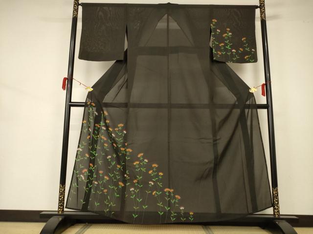 ■■■　サイズ　■■■ 身丈 157cm（肩から） 裄丈 64.5cm 袖丈 47cm　縫込み 8cm 袖幅 32.5cm 前幅 25.5cm 後幅 31cm 着物縫いこみ 内揚げ 1cm 裄 お袖側 約1.5cm　身頃側 約1cm ■■■　商品詳細　■■■ 【正絹】 状態は接写画像のように衿裏にホックシミ、衿山に薄い汚れがございますが その他特に目立ったシミ汚れなどもなく大変良い状態です。 大変上質な逸品になります。 お安く出品致しますので、是非この機会にいかがでしょうか？ ■■■　注意事項　■■■ ■モニター発色の具合により色合いが異なる場合がございます。 ■寸法は多少の誤差が生じる場合がございますのでご了承ください。 ■縫込みの長さが左右非対称の場合は短い部分を記載しております。 左右非対称であってもご返品・お値引き等の保証は出来かねますので、ご了承の上ご購入をお願い致します。 ■シミ等のチェックには注意を払っておりますが、見落としがある場合もございますし、個人の見解も様々ですので神経質な方のご購入はお控えください。 ■箪笥に入っておりました着物や帯なので畳みシワや匂いがあるものもございます。 ■お休みは基本的に土日祝となりますが、その他臨時でお休みする場合がございますのでご了承ください。 ■商品の発送は平日のみの発送となります。 ■夜間と土曜、日曜日はお問い合わせの回答が遅れる場合がございます。 ■当店では、お直し、紋入れ、お手入れ等は承っておりません。 ■生地の状態（ヤケ、経年劣化等）によってはサイズ直しが出来ない場合がございます。 その点もどうかご了承のうえ、ご購入をお願いいたします。 ■弊社で取り扱う商品は一点ものにつき、時期や在庫状況に応じて金額が変更となる場合がございます。 ■検針は行っておりません。予めご了承いただきますようお願いいたします。 ■【洗える着物】と記載のある商品におきましては、商品お届け後に洗濯を行ってしまってからのご返品にはご対応しかねます。 念の為、専門店でのお手入れをお願いいたします。 ■着物のサイズ目安は下記を参考ください↓ ＜女性着物＞　お端折り次第で＋5?　−10?が着用可能サイズ 　例）身丈170?の場合、身長160?〜175? ＜男性着物＞　身丈＋約25?〜27?程が適応身長 　例）身丈155?の場合、身長180〜182?