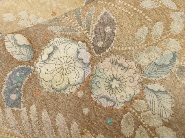 ■■■　サイズ　■■■ 身丈 158cm（肩から） 裄丈 63cm 袖丈 45cm　縫込み 5cm 袖幅 34cm 前幅 22cm 後幅 28cm 着物縫いこみ 内揚げ 0cm 裄 お袖側 約4cm　身頃側 約5cm ■■■　商品詳細　■■■ 【化繊】 状態は画像を添付しておりますので、そちらをご確認下さいますよう宜しくお願い致します。 お安く出品致しますので、是非この機会にいかがでしょうか？※ご自身で洗濯された場合の保証はできかねます。 専門店にご相談ください。 ■■■　注意事項　■■■ ■モニター発色の具合により色合いが異なる場合がございます。 ■寸法は多少の誤差が生じる場合がございますのでご了承ください。 ■縫込みの長さが左右非対称の場合は短い部分を記載しております。 左右非対称であってもご返品・お値引き等の保証は出来かねますので、ご了承の上ご購入をお願い致します。 ■シミ等のチェックには注意を払っておりますが、見落としがある場合もございますし、個人の見解も様々ですので神経質な方のご購入はお控えください。 ■箪笥に入っておりました着物や帯なので畳みシワや匂いがあるものもございます。 ■お休みは基本的に土日祝となりますが、その他臨時でお休みする場合がございますのでご了承ください。 ■商品の発送は平日のみの発送となります。 ■夜間と土曜、日曜日はお問い合わせの回答が遅れる場合がございます。 ■当店では、お直し、紋入れ、お手入れ等は承っておりません。 ■生地の状態（ヤケ、経年劣化等）によってはサイズ直しが出来ない場合がございます。 その点もどうかご了承のうえ、ご購入をお願いいたします。 ■弊社で取り扱う商品は一点ものにつき、時期や在庫状況に応じて金額が変更となる場合がございます。 ■検針は行っておりません。予めご了承いただきますようお願いいたします。 ■【洗える着物】と記載のある商品におきましては、商品お届け後に洗濯を行ってしまってからのご返品にはご対応しかねます。 念の為、専門店でのお手入れをお願いいたします。 ■着物のサイズ目安は下記を参考ください↓ ＜女性着物＞　お端折り次第で＋5cm　−1cmが着用可能サイズ 　例）身丈170cmの場合、身長160cm〜175cm ＜男性着物＞　身丈＋約25cm〜27cm程が適応身長 　例）身丈155cmの場合、身長180〜182cm