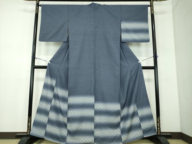 ■■■　サイズ　■■■ 身丈 162cm（肩から） 裄丈 65cm 袖丈 49cm　縫込み 7.5cm 袖幅 32.5cm 前幅 24.5cm 後幅 29.5cm 着物縫いこみ 内揚げ 5cm 裄 お袖側 約2.5cm　身頃側 約1.5cm ■■■　商品詳細　■■■ 【正絹・未使用】 状態は特に目立ったシミ汚れなどもなく大変良い状態です。 大変上質な逸品になります。 お安く出品致しますので、是非この機会にいかがでしょうか？ ■■■　注意事項　■■■ ■モニター発色の具合により色合いが異なる場合がございます。 ■寸法は多少の誤差が生じる場合がございますのでご了承ください。 ■縫込みの長さが左右非対称の場合は短い部分を記載しております。 左右非対称であってもご返品・お値引き等の保証は出来かねますので、ご了承の上ご購入をお願い致します。 ■シミ等のチェックには注意を払っておりますが、見落としがある場合もございますし、個人の見解も様々ですので神経質な方のご購入はお控えください。 ■箪笥に入っておりました着物や帯なので畳みシワや匂いがあるものもございます。 ■お休みは基本的に土日祝となりますが、その他臨時でお休みする場合がございますのでご了承ください。 ■商品の発送は平日のみの発送となります。 ■夜間と土曜、日曜日はお問い合わせの回答が遅れる場合がございます。 ■当店では、お直し、紋入れ、お手入れ等は承っておりません。 ■生地の状態（ヤケ、経年劣化等）によってはサイズ直しが出来ない場合がございます。 その点もどうかご了承のうえ、ご購入をお願いいたします。 ■弊社で取り扱う商品は一点ものにつき、時期や在庫状況に応じて金額が変更となる場合がございます。 ■検針は行っておりません。予めご了承いただきますようお願いいたします。 ■【洗える着物】と記載のある商品におきましては、商品お届け後に洗濯を行ってしまってからのご返品にはご対応しかねます。 念の為、専門店でのお手入れをお願いいたします。 ■着物のサイズ目安は下記を参考ください↓ ＜女性着物＞　お端折り次第で＋5cm　−1cmが着用可能サイズ 　例）身丈170cmの場合、身長160cm〜175cm ＜男性着物＞　身丈＋約25cm〜27cm程が適応身長 　例）身丈155cmの場合、身長180〜182cm
