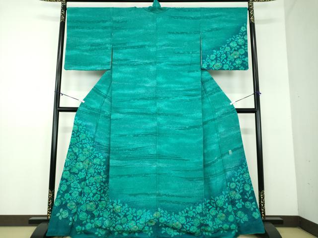 ■■■　サイズ　■■■ 身丈 168cm（肩から） 裄丈 67cm 袖丈 50cm　縫込み 5.5cm 袖幅 34cm 前幅 26cm 後幅 32cm 着物縫いこみ 内揚げ 6cm 裄 お袖側 約2cm　身頃側 約2.5cm ■■■　商品詳細　■■■ 【正絹】 状態は接写画像のように表地所々にヤケ、薄いアク、下前、衿山に薄い汚れがございますが その他特に目立ったシミ汚れなどもなく大変良い状態です。 「翠山」とはさかのぼること120年前、 越後十日町の一流染匠「桐屋(とうや)」、 四代前の田村久平が使用していた「雅号」です。 桐屋の五代目久平が明治時代に工房を開く際、 この十日町地方の山々の翠濃く、 水清くして美しい景観から雅号を「翠山」とし、 創作の場を「翠山工房」と命名しました。 長年辻が花のみを研究し、その美しさを高めることに専念、 独特の色彩美に、艶やかかつ華やぎあふれる「翠山工房辻が花」が誕生致しました。 「桐屋」は現当主の田村憲一で九代目を数え、長い歴史がございます。 明治の頃から麻織物から絹織物、昭和に入り織物から染めへと転換し、 昭和50年代に「辻が花」に出会い、30年以上にわたり「辻が花」を創作し続けています。 デザイン・染め・絞り等の全行程は産地内で行い、 辻が花に魅せられた職人達が手仕事にこだわって丹精を込めて制作しております。 辻が花は室町中期から江戸時代にかけて流行した絵模様染めです。 現在残されている遺品の中には、 その時代の武将・上層階級(上杉謙信・豊臣秀吉・徳川家康や各夫人)の人々の 小袖・胴服が保存され伝わっております。 武将達はファッションの先端をゆく斬新で目立つ辻が花を好んだそうです。 また、当時は染物と言えば辻が花と言われるほど流行し、一般的な物でした。 「辻ヶ花」を構成するのは、絞りと墨絵。 絞り染は、昔ながらの方法−桶だし絞りや小帽子で模様を描き出します。 小帽子は和紙と竹の皮とを糸で括り、 桶だし絞りは桶の中に染めたくない部分を入れ込み蓋できつく絞り、 染料に浸し染めます。 ひとつひとつ気の遠くなるような作業を繰り返すことで染模様が浮かび上がります。 その絞りの合間に墨絵が描かれます。 墨絵には室町桃山という乱世を生きた人々の “祈り”や“願い”が込められているといいます。 先々まで美しく延び咲く藤の花には「子孫繁栄」の意味が込められております。 大変上質な逸品になります。 お安く出品致しますので、是非この機会にいかがでしょうか？ ■■■　注意事項　■■■ ■モニター発色の具合により色合いが異なる場合がございます。 ■寸法は多少の誤差が生じる場合がございますのでご了承ください。 ■縫込みの長さが左右非対称の場合は短い部分を記載しております。 左右非対称であってもご返品・お値引き等の保証は出来かねますので、ご了承の上ご購入をお願い致します。 ■シミ等のチェックには注意を払っておりますが、見落としがある場合もございますし、個人の見解も様々ですので神経質な方のご購入はお控えください。 ■箪笥に入っておりました着物や帯なので畳みシワや匂いがあるものもございます。 ■お休みは基本的に土日祝となりますが、その他臨時でお休みする場合がございますのでご了承ください。 ■商品の発送は平日のみの発送となります。 ■夜間と土曜、日曜日はお問い合わせの回答が遅れる場合がございます。 ■当店では、お直し、紋入れ、お手入れ等は承っておりません。 ■生地の状態（ヤケ、経年劣化等）によってはサイズ直しが出来ない場合がございます。 その点もどうかご了承のうえ、ご購入をお願いいたします。 ■弊社で取り扱う商品は一点ものにつき、時期や在庫状況に応じて金額が変更となる場合がございます。 ■検針は行っておりません。予めご了承いただきますようお願いいたします。 ■【洗える着物】と記載のある商品におきましては、商品お届け後に洗濯を行ってしまってからのご返品にはご対応しかねます。 念の為、専門店でのお手入れをお願いいたします。 ■着物のサイズ目安は下記を参考ください↓ ＜女性着物＞　お端折り次第で＋5cm　−1cmが着用可能サイズ 　例）身丈170cmの場合、身長160cm〜175cm ＜男性着物＞　身丈＋約25cm〜27cm程が適応身長 　例）身丈155cmの場合、身長180〜182cm
