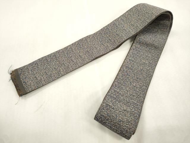 ■■■　サイズ　■■■ 長さ 388cm 幅 8.5cm程 ■■■　商品詳細　■■■ 【正絹】 状態は接写画像のように表地所々にヤケがございます。 本場筑前博多織は、 福岡県福岡市博多区やその周辺で生産される絹織物です。 仏具のひとつである独鈷、華皿を基にした幾何学模様が織られています。 江戸時代に筑前藩主だった黒田長政が幕府への献上品にしたことから、 博多献上、献上博多とも呼ばれます。 横畝が際立って見える経畝織りという織りになっています。 30～60本の細い経糸を使うため、こしやはりがあり、 地合が硬く、光沢感があります。 きちんと締まり、くずれにくい、締めやすい帯といわれています。 大変上質な逸品になりますのでぜひお手入れをされてお召しになられてはいかがでしょうか。 お安く出品致しますので、是非この機会にいかがでしょうか？ ※両側未かがりですが着用には問題ありません。 ※画像6枚目のように片側端に糸よれがございます。 ■■■　注意事項　■■■ ■モニター発色の具合により色合いが異なる場合がございます。 ■寸法は多少の誤差が生じる場合がございますのでご了承ください。 ■縫込みの長さが左右非対称の場合は短い部分を記載しております。 左右非対称であってもご返品・お値引き等の保証は出来かねますので、ご了承の上ご購入をお願い致します。 ■シミ等のチェックには注意を払っておりますが、見落としがある場合もございますし、個人の見解も様々ですので神経質な方のご購入はお控えください。 ■箪笥に入っておりました着物や帯なので畳みシワや匂いがあるものもございます。 ■お休みは基本的に土日祝となりますが、その他臨時でお休みする場合がございますのでご了承ください。 ■商品の発送は平日のみの発送となります。 ■夜間と土曜、日曜日はお問い合わせの回答が遅れる場合がございます。 ■当店では、お直し、紋入れ、お手入れ等は承っておりません。 ■生地の状態（ヤケ、経年劣化等）によってはサイズ直しが出来ない場合がございます。 その点もどうかご了承のうえ、ご購入をお願いいたします。 ■弊社で取り扱う商品は一点ものにつき、時期や在庫状況に応じて金額が変更となる場合がございます。 ■検針は行っておりません。予めご了承いただきますようお願いいたします。 ■【洗える着物】と記載のある商品におきましては、商品お届け後に洗濯を行ってしまってからのご返品にはご対応しかねます。 念の為、専門店でのお手入れをお願いいたします。 ■写真に写っている物が全てになります。それ以外の付属品はございませんのでご了承ください。 ■状態に関する写真につきましては、掲載可能な写真枚数に限りがあるため、各箇所につき1枚参考画像を掲載しております。 ■着物のサイズ目安は下記を参考ください↓ ＜女性着物＞　お端折り次第で＋5cm　－1cmが着用可能サイズ 　例）身丈170cmの場合、身長160cm～175cm ＜男性着物＞　身丈＋約25cm～27cm程が適応身長 　例）身丈155cmの場合、身長180～182cm