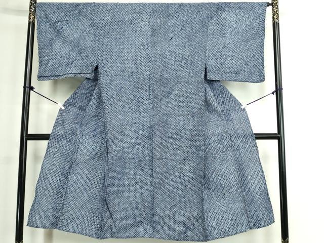 ■■■　サイズ　■■■ 身丈 133.5cm（肩から） 裄丈 67cm 袖丈 48cm　縫込み 3cm 袖幅 33.5cm 前幅 28cm 後幅 31.5cm 着物縫いこみ 内揚げ 3.5cm 裄 お袖側 約1cm　身頃側 約0cm ■■■　商品詳細　■■■ 【綿】 状態は接写画像のように上前おくみに薄い汚れがございますが その他特に目立ったシミ汚れなどもなく大変良い状態です。 人気の高い“有松鳴海絞り”の浴衣でございます。 “鳴海絞り”ならではの表情を生み出す立体感と 淡いぼかしで息を吹き込まれ、 今にも動き出しそうな迫力を放っております。 夏祭りや花火大会、これから増えるイベントに連れ立って、 より夏をお楽しみ下さいませ。 大変上質な逸品になります。 お安く出品致しますので、是非この機会にいかがでしょうか？ ■■■　注意事項　■■■ ■モニター発色の具合により色合いが異なる場合がございます。 ■寸法は多少の誤差が生じる場合がございますのでご了承ください。 ■縫込みの長さが左右非対称の場合は短い部分を記載しております。 左右非対称であってもご返品・お値引き等の保証は出来かねますので、ご了承の上ご購入をお願い致します。 ■シミ等のチェックには注意を払っておりますが、見落としがある場合もございますし、個人の見解も様々ですので神経質な方のご購入はお控えください。 ■箪笥に入っておりました着物や帯なので畳みシワや匂いがあるものもございます。 ■お休みは基本的に土日祝となりますが、その他臨時でお休みする場合がございますのでご了承ください。 ■商品の発送は平日のみの発送となります。 ■夜間と土曜、日曜日はお問い合わせの回答が遅れる場合がございます。 ■当店では、お直し、紋入れ、お手入れ等は承っておりません。 ■生地の状態（ヤケ、経年劣化等）によってはサイズ直しが出来ない場合がございます。 その点もどうかご了承のうえ、ご購入をお願いいたします。 ■弊社で取り扱う商品は一点ものにつき、時期や在庫状況に応じて金額が変更となる場合がございます。 ■検針は行っておりません。予めご了承いただきますようお願いいたします。 ■【洗える着物】と記載のある商品におきましては、商品お届け後に洗濯を行ってしまってからのご返品にはご対応しかねます。 念の為、専門店でのお手入れをお願いいたします。 ■写真に写っている物が全てになります。それ以外の付属品はございませんのでご了承ください。 ■状態に関する写真につきましては、掲載可能な写真枚数に限りがあるため、各箇所につき1枚参考画像を掲載しております。 ■着物のサイズ目安は下記を参考ください↓ ＜女性着物＞　お端折り次第で＋5cm　−1cmが着用可能サイズ 　例）身丈170cmの場合、身長160cm〜175cm ＜男性着物＞　身丈＋約25cm〜27cm程が適応身長 　例）身丈155cmの場合、身長180〜182cm