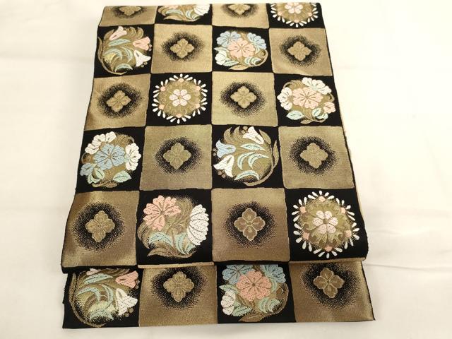 ■■■　サイズ　■■■ 長さ 380cm 幅 23cm程 ■■■　商品詳細　■■■ 【正絹・芯なし・未使用】 状態は特に目立ったシミ汚れなどもなく大変良い状態です。 西陣の老舗服部織物は創業1788年から脈々と その卓越した技術力と創作性で親しまれてきました。 天明の昔から、京都・西陣に帯を織りつづけて200有余年。 服部織物は名匠の心と技を今に受け継ぎ手づくりの帯の美をひろめています。 色彩の美しさ、確かな技術をもって生み出される緩やかな曲線は 他に類を見ない西陣ならではの帯姿です。 大変上質な逸品になります。 お安く出品致しますので、是非この機会にいかがでしょうか？ ■■■　注意事項　■■■ ■モニター発色の具合により色合いが異なる場合がございます。 ■寸法は多少の誤差が生じる場合がございますのでご了承ください。 ■縫込みの長さが左右非対称の場合は短い部分を記載しております。 左右非対称であってもご返品・お値引き等の保証は出来かねますので、ご了承の上ご購入をお願い致します。 ■シミ等のチェックには注意を払っておりますが、見落としがある場合もございますし、個人の見解も様々ですので神経質な方のご購入はお控えください。 ■箪笥に入っておりました着物や帯なので畳みシワや匂いがあるものもございます。 ■お休みは基本的に土日祝となりますが、その他臨時でお休みする場合がございますのでご了承ください。 ■商品の発送は平日のみの発送となります。 ■夜間と土曜、日曜日はお問い合わせの回答が遅れる場合がございます。 ■当店では、お直し、紋入れ、お手入れ等は承っておりません。 ■生地の状態（ヤケ、経年劣化等）によってはサイズ直しが出来ない場合がございます。 その点もどうかご了承のうえ、ご購入をお願いいたします。 ■弊社で取り扱う商品は一点ものにつき、時期や在庫状況に応じて金額が変更となる場合がございます。 ■検針は行っておりません。予めご了承いただきますようお願いいたします。 ■【洗える着物】と記載のある商品におきましては、商品お届け後に洗濯を行ってしまってからのご返品にはご対応しかねます。 念の為、専門店でのお手入れをお願いいたします。 ■写真に写っている物が全てになります。それ以外の付属品はございませんのでご了承ください。 ■状態に関する写真につきましては、掲載可能な写真枚数に限りがあるため、各箇所につき1枚参考画像を掲載しております。 ■着物のサイズ目安は下記を参考ください↓ ＜女性着物＞　お端折り次第で＋5cm　−1cmが着用可能サイズ 　例）身丈170cmの場合、身長160cm〜175cm ＜男性着物＞　身丈＋約25cm〜27cm程が適応身長 　例）身丈155cmの場合、身長180〜182cm