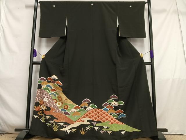■■■　サイズ　■■■ 身丈 164cm（肩から） 裄丈 65cm 袖丈 49cm　縫込み 7cm 袖幅 33cm 前幅 24cm 後幅 30cm 着物縫いこみ 内揚げ 1cm 裄 お袖側 約2cm　身頃側 約2cm ■■■　商品詳細　■■■ 【正絹・五つ紋・比翼仕立て】 状態は画像を添付しておりますので、そちらをご確認下さいますよう宜しくお願い致します。 大変上質な逸品になります。 お安く出品致しますので、是非この機会にいかがでしょうか？ ■■■　注意事項　■■■ ■モニター発色の具合により色合いが異なる場合がございます。 ■寸法は多少の誤差が生じる場合がございますのでご了承ください。 ■縫込みの長さが左右非対称の場合は短い部分を記載しております。 左右非対称であってもご返品・お値引き等の保証は出来かねますので、ご了承の上ご購入をお願い致します。 ■シミ等のチェックには注意を払っておりますが、見落としがある場合もございますし、個人の見解も様々ですので神経質な方のご購入はお控えください。 ■箪笥に入っておりました着物や帯なので畳みシワや匂いがあるものもございます。 ■お休みは基本的に土日祝となりますが、その他臨時でお休みする場合がございますのでご了承ください。 ■商品の発送は平日のみの発送となります。 ■夜間と土曜、日曜日はお問い合わせの回答が遅れる場合がございます。 ■当店では、お直し、紋入れ、お手入れ等は承っておりません。 ■生地の状態（ヤケ、経年劣化等）によってはサイズ直しが出来ない場合がございます。 その点もどうかご了承のうえ、ご購入をお願いいたします。 ■弊社で取り扱う商品は一点ものにつき、時期や在庫状況に応じて金額が変更となる場合がございます。 ■検針は行っておりません。予めご了承いただきますようお願いいたします。 ■【洗える着物】と記載のある商品におきましては、商品お届け後に洗濯を行ってしまってからのご返品にはご対応しかねます。 念の為、専門店でのお手入れをお願いいたします。 ■着物のサイズ目安は下記を参考ください↓ ＜女性着物＞　お端折り次第で＋5?　−10?が着用可能サイズ 　例）身丈170?の場合、身長160?〜175? ＜男性着物＞　身丈＋約25?〜27?程が適応身長 　例）身丈155?の場合、身長180〜182?