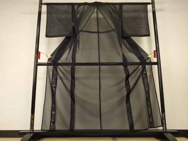 ■■■　サイズ　■■■ 身丈 161cm（肩から） 裄丈 63cm 袖丈 47cm　縫込み 3cm 袖幅 32cm 前幅 23cm 後幅 28.5cm 着物縫いこみ 内揚げ 0cm 裄 お袖側 約1cm　身頃側 約1.5cm ■■■　商品詳細　■■■ 【正絹・紋なし】 状態は接写画像のように衿裏に汚れがございますが その他特に目立ったシミ汚れなどもなく大変良い状態です。 大変上質な逸品になります。 お安く出品致しますので、是非この機会にいかがでしょうか？ ■■■　注意事項　■■■ ■モニター発色の具合により色合いが異なる場合がございます。 ■寸法は多少の誤差が生じる場合がございますのでご了承ください。 ■縫込みの長さが左右非対称の場合は短い部分を記載しております。 左右非対称であってもご返品・お値引き等の保証は出来かねますので、ご了承の上ご購入をお願い致します。 ■シミ等のチェックには注意を払っておりますが、見落としがある場合もございますし、個人の見解も様々ですので神経質な方のご購入はお控えください。 ■箪笥に入っておりました着物や帯なので畳みシワや匂いがあるものもございます。 ■お休みは基本的に土日祝となりますが、その他臨時でお休みする場合がございますのでご了承ください。 ■商品の発送は平日のみの発送となります。 ■夜間と土曜、日曜日はお問い合わせの回答が遅れる場合がございます。 ■当店では、お直し、紋入れ、お手入れ等は承っておりません。 ■生地の状態（ヤケ、経年劣化等）によってはサイズ直しが出来ない場合がございます。 その点もどうかご了承のうえ、ご購入をお願いいたします。 ■弊社で取り扱う商品は一点ものにつき、時期や在庫状況に応じて金額が変更となる場合がございます。 ■検針は行っておりません。予めご了承いただきますようお願いいたします。 ■【洗える着物】と記載のある商品におきましては、商品お届け後に洗濯を行ってしまってからのご返品にはご対応しかねます。 念の為、専門店でのお手入れをお願いいたします。 ■着物のサイズ目安は下記を参考ください↓ ＜女性着物＞　お端折り次第で＋5?　−10?が着用可能サイズ 　例）身丈170?の場合、身長160?〜175? ＜男性着物＞　身丈＋約25?〜27?程が適応身長 　例）身丈155?の場合、身長180〜182?