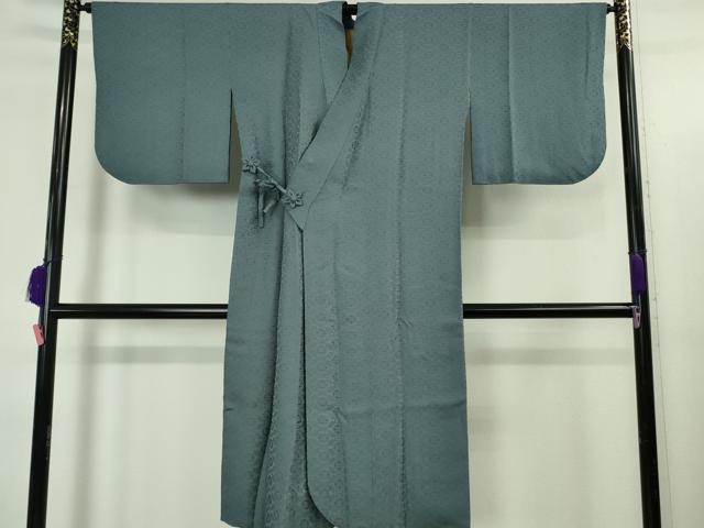 ■■■　サイズ　■■■ 身丈 126.5cm（肩から） 裄丈 67cm 袖丈 47cm 袖幅 34.5cm 前幅 22.5cm 後幅 29cm 裄 お袖側 約 2.5cm　身頃側 約 4cm ■■■　商品詳細　■■■ 【正絹】 状態は特に目立ったシミ汚れなどもなく大変良い状態です。 大変上質な極上の逸品になります。 お安く出品致しますので、是非この機会にいかがでしょうか？ ■■■　注意事項　■■■ ■モニター発色の具合により色合いが異なる場合がございます。 ■寸法は多少の誤差が生じる場合がございますのでご了承ください。 ■縫込みの長さが左右非対称の場合は短い部分を記載しております。 左右非対称であってもご返品・お値引き等の保証は出来かねますので、ご了承の上ご購入をお願い致します。 ■シミ等のチェックには注意を払っておりますが、見落としがある場合もございますし、個人の見解も様々ですので神経質な方のご購入はお控えください。 ■箪笥に入っておりました着物や帯なので畳みシワや匂いがあるものもございます。 ■お休みは基本的に土日祝となりますが、その他臨時でお休みする場合がございますのでご了承ください。 ■商品の発送は平日のみの発送となります。 ■夜間と土曜、日曜日はお問い合わせの回答が遅れる場合がございます。 ■当店では、お直し、紋入れ、お手入れ等は承っておりません。 ■生地の状態（ヤケ、経年劣化等）によってはサイズ直しが出来ない場合がございます。 その点もどうかご了承のうえ、ご購入をお願いいたします。 ■弊社で取り扱う商品は一点ものにつき、時期や在庫状況に応じて金額が変更となる場合がございます。 ■検針は行っておりません。予めご了承いただきますようお願いいたします。 ■【洗える着物】と記載のある商品におきましては、商品お届け後に洗濯を行ってしまってからのご返品にはご対応しかねます。 念の為、専門店でのお手入れをお願いいたします。 ■着物のサイズ目安は下記を参考ください↓ ＜女性着物＞　お端折り次第で＋5?　−10?が着用可能サイズ 　例）身丈170?の場合、身長160?〜175? ＜男性着物＞　身丈＋約25?〜27?程が適応身長 　例）身丈155?の場合、身長180〜182?