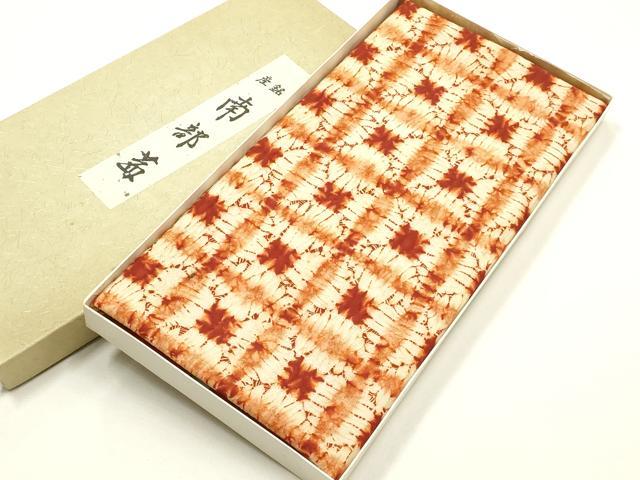 ■■■　サイズ　■■■ 横　　　60.5cm 縦　　　33.5cm ■■■　商品詳細　■■■ 状態は参考画像のように裏面に薄い汚れがございます。 南部茜染は、紫根染と並び称されます絞り染めです。 繊細で時間のかかる手作業によります。 伝統技術を守り作られた瑞々しい染めの極上の逸品になります。 お安く出品致しますので、是非この機会にいかがでしょうか？ ※茜の色合いかや絞りなどから「草紫堂」さんの作品かと思われますが 証紙などはございませんので画像からご判断ください。 ■■■　注意事項　■■■ ■モニター発色の具合により色合いが異なる場合がございます。 ■寸法は多少の誤差が生じる場合がございますのでご了承ください。 ■縫込みの長さが左右非対称の場合は短い部分を記載しております。 左右非対称であってもご返品・お値引き等の保証は出来かねますので、ご了承の上ご購入をお願い致します。 ■シミ等のチェックには注意を払っておりますが、見落としがある場合もございますし、個人の見解も様々ですので神経質な方のご購入はお控えください。 ■箪笥に入っておりました着物や帯なので畳みシワや匂いがあるものもございます。 ■お休みは基本的に土日祝となりますが、その他臨時でお休みする場合がございますのでご了承ください。 ■商品の発送は平日のみの発送となります。 ■夜間と土曜、日曜日はお問い合わせの回答が遅れる場合がございます。 ■当店では、お直し、紋入れ、お手入れ等は承っておりません。 ■生地の状態（ヤケ、経年劣化等）によってはサイズ直しが出来ない場合がございます。 その点もどうかご了承のうえ、ご購入をお願いいたします。 ■弊社で取り扱う商品は一点ものにつき、時期や在庫状況に応じて金額が変更となる場合がございます。 ■検針は行っておりません。予めご了承いただきますようお願いいたします。 ■【洗える着物】と記載のある商品におきましては、商品お届け後に洗濯を行ってしまってからのご返品にはご対応しかねます。 念の為、専門店でのお手入れをお願いいたします。 ■着物のサイズ目安は下記を参考ください↓ ＜女性着物＞　お端折り次第で＋5cm　−1cmが着用可能サイズ 　例）身丈170cmの場合、身長160cm〜175cm ＜男性着物＞　身丈＋約25cm〜27cm程が適応身長 　例）身丈155cmの場合、身長180〜182cm