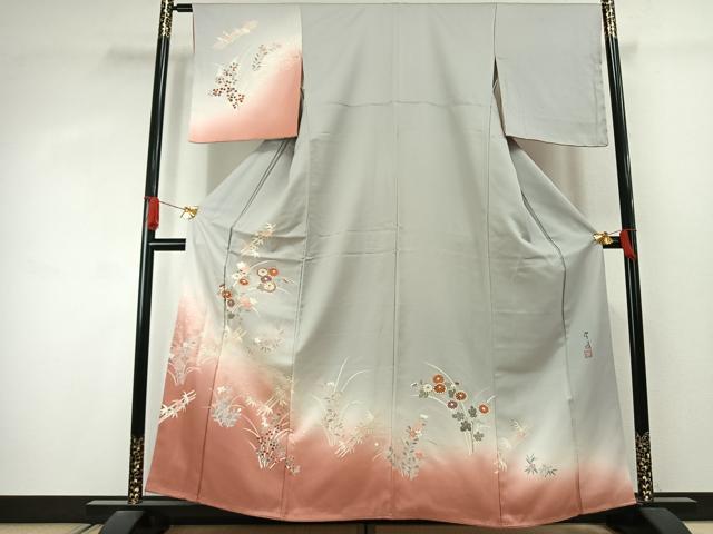 ■■■　サイズ　■■■ 身丈 159cm（肩から） 裄丈 64cm 袖丈 49cm　縫込み 3.5cm 袖幅 33cm 前幅 23cm 後幅 30cm 着物縫いこみ 内揚げ 9cm 裄 お袖側 約3cm　身頃側 約2.5cm ■■■　商品詳細　■■■ 【正絹・未使用】 状態は特に目立ったシミ汚れなどもなく大変良い状態です。 大変上質な逸品になります。 お安く出品致しますので、是非この機会にいかがでしょうか？ ■■■　注意事項　■■■ ■モニター発色の具合により色合いが異なる場合がございます。 ■寸法は多少の誤差が生じる場合がございますのでご了承ください。 ■縫込みの長さが左右非対称の場合は短い部分を記載しております。 左右非対称であってもご返品・お値引き等の保証は出来かねますので、ご了承の上ご購入をお願い致します。 ■シミ等のチェックには注意を払っておりますが、見落としがある場合もございますし、個人の見解も様々ですので神経質な方のご購入はお控えください。 ■箪笥に入っておりました着物や帯なので畳みシワや匂いがあるものもございます。 ■お休みは基本的に土日祝となりますが、その他臨時でお休みする場合がございますのでご了承ください。 ■商品の発送は平日のみの発送となります。 ■夜間と土曜、日曜日はお問い合わせの回答が遅れる場合がございます。 ■当店では、お直し、紋入れ、お手入れ等は承っておりません。 ■生地の状態（ヤケ、経年劣化等）によってはサイズ直しが出来ない場合がございます。 その点もどうかご了承のうえ、ご購入をお願いいたします。 ■弊社で取り扱う商品は一点ものにつき、時期や在庫状況に応じて金額が変更となる場合がございます。 ■検針は行っておりません。予めご了承いただきますようお願いいたします。 ■【洗える着物】と記載のある商品におきましては、商品お届け後に洗濯を行ってしまってからのご返品にはご対応しかねます。 念の為、専門店でのお手入れをお願いいたします。 ■写真に写っている物が全てになります。それ以外の付属品はございませんのでご了承ください。 ■状態に関する写真につきましては、掲載可能な写真枚数に限りがあるため、各箇所につき1枚参考画像を掲載しております。 ■着物のサイズ目安は下記を参考ください↓ ＜女性着物＞　お端折り次第で＋5cm　−1cmが着用可能サイズ 　例）身丈170cmの場合、身長160cm〜175cm ＜男性着物＞　身丈＋約25cm〜27cm程が適応身長 　例）身丈155cmの場合、身長180〜182cm