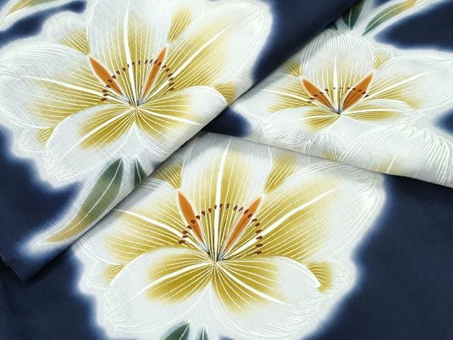 ■■■　サイズ　■■■ 身丈 163cm（肩から） 裄丈 69.5cm 袖丈 47.5cm　縫込み 1.5cm 袖幅 35cm 前幅 24.5cm 後幅 30.5cm 着物縫いこみ 内揚げ 0cm 裄 お袖側 約0cm　身頃側 約1cm ■■■　商品詳細　■■■ 【綿】 状態は特に目立ったシミ汚れなどもなく大変良い状態です。 大変上質な逸品になります。 お安く出品致しますので、是非この機会にいかがでしょうか？ ■■■　注意事項　■■■ ■モニター発色の具合により色合いが異なる場合がございます。 ■寸法は多少の誤差が生じる場合がございますのでご了承ください。 ■縫込みの長さが左右非対称の場合は短い部分を記載しております。 左右非対称であってもご返品・お値引き等の保証は出来かねますので、ご了承の上ご購入をお願い致します。 ■シミ等のチェックには注意を払っておりますが、見落としがある場合もございますし、個人の見解も様々ですので神経質な方のご購入はお控えください。 ■箪笥に入っておりました着物や帯なので畳みシワや匂いがあるものもございます。 ■お休みは基本的に土日祝となりますが、その他臨時でお休みする場合がございますのでご了承ください。 ■商品の発送は平日のみの発送となります。 ■夜間と土曜、日曜日はお問い合わせの回答が遅れる場合がございます。 ■当店では、お直し、紋入れ、お手入れ等は承っておりません。 ■生地の状態（ヤケ、経年劣化等）によってはサイズ直しが出来ない場合がございます。 その点もどうかご了承のうえ、ご購入をお願いいたします。 ■弊社で取り扱う商品は一点ものにつき、時期や在庫状況に応じて金額が変更となる場合がございます。 ■検針は行っておりません。予めご了承いただきますようお願いいたします。 ■【洗える着物】と記載のある商品におきましては、商品お届け後に洗濯を行ってしまってからのご返品にはご対応しかねます。 念の為、専門店でのお手入れをお願いいたします。 ■着物のサイズ目安は下記を参考ください↓ ＜女性着物＞　お端折り次第で＋5cm　−1cmが着用可能サイズ 　例）身丈170cmの場合、身長160cm〜175cm ＜男性着物＞　身丈＋約25cm〜27cm程が適応身長 　例）身丈155cmの場合、身長180〜182cm