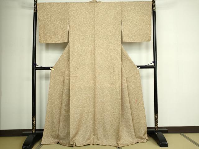 ■■■　サイズ　■■■ 身丈 167.5cm（肩から） 裄丈 68cm 袖丈 48.5cm　縫込み 5.5cm 袖幅 35.5cm 前幅 24.5cm 後幅 29.5cm 着物縫いこみ 内揚げ 4cm 裄 お袖側 約1.5cm　身頃側 約1.5cm ■■■　商品詳細　■■■ 【正絹・未使用】 状態は特に目立ったシミ汚れなどもなく大変良い状態です。 大変上質な逸品になります。 お安く出品致しますので、是非この機会にいかがでしょうか？ ■■■　注意事項　■■■ ■モニター発色の具合により色合いが異なる場合がございます。 ■寸法は多少の誤差が生じる場合がございますのでご了承ください。 ■縫込みの長さが左右非対称の場合は短い部分を記載しております。 左右非対称であってもご返品・お値引き等の保証は出来かねますので、ご了承の上ご購入をお願い致します。 ■シミ等のチェックには注意を払っておりますが、見落としがある場合もございますし、個人の見解も様々ですので神経質な方のご購入はお控えください。 ■箪笥に入っておりました着物や帯なので畳みシワや匂いがあるものもございます。 ■お休みは基本的に土日祝となりますが、その他臨時でお休みする場合がございますのでご了承ください。 ■商品の発送は平日のみの発送となります。 ■夜間と土曜、日曜日はお問い合わせの回答が遅れる場合がございます。 ■当店では、お直し、紋入れ、お手入れ等は承っておりません。 ■生地の状態（ヤケ、経年劣化等）によってはサイズ直しが出来ない場合がございます。 その点もどうかご了承のうえ、ご購入をお願いいたします。 ■弊社で取り扱う商品は一点ものにつき、時期や在庫状況に応じて金額が変更となる場合がございます。 ■検針は行っておりません。予めご了承いただきますようお願いいたします。 ■【洗える着物】と記載のある商品におきましては、商品お届け後に洗濯を行ってしまってからのご返品にはご対応しかねます。 念の為、専門店でのお手入れをお願いいたします。 ■写真に写っている物が全てになります。それ以外の付属品はございませんのでご了承ください。 ■状態に関する写真につきましては、掲載可能な写真枚数に限りがあるため、各箇所につき1枚参考画像を掲載しております。 ■着物のサイズ目安は下記を参考ください↓ ＜女性着物＞　お端折り次第で＋5cm　−1cmが着用可能サイズ 　例）身丈170cmの場合、身長160cm〜175cm ＜男性着物＞　身丈＋約25cm〜27cm程が適応身長 　例）身丈155cmの場合、身長180〜182cm